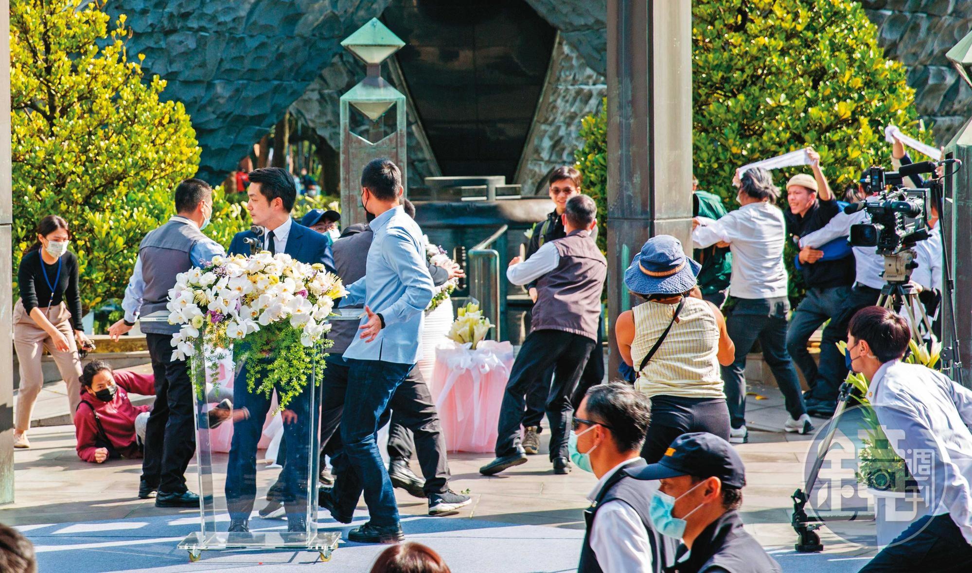 蔣萬安就任台北市長後，首次參加228紀念活動，出現大批陳抗者衝上舞台。