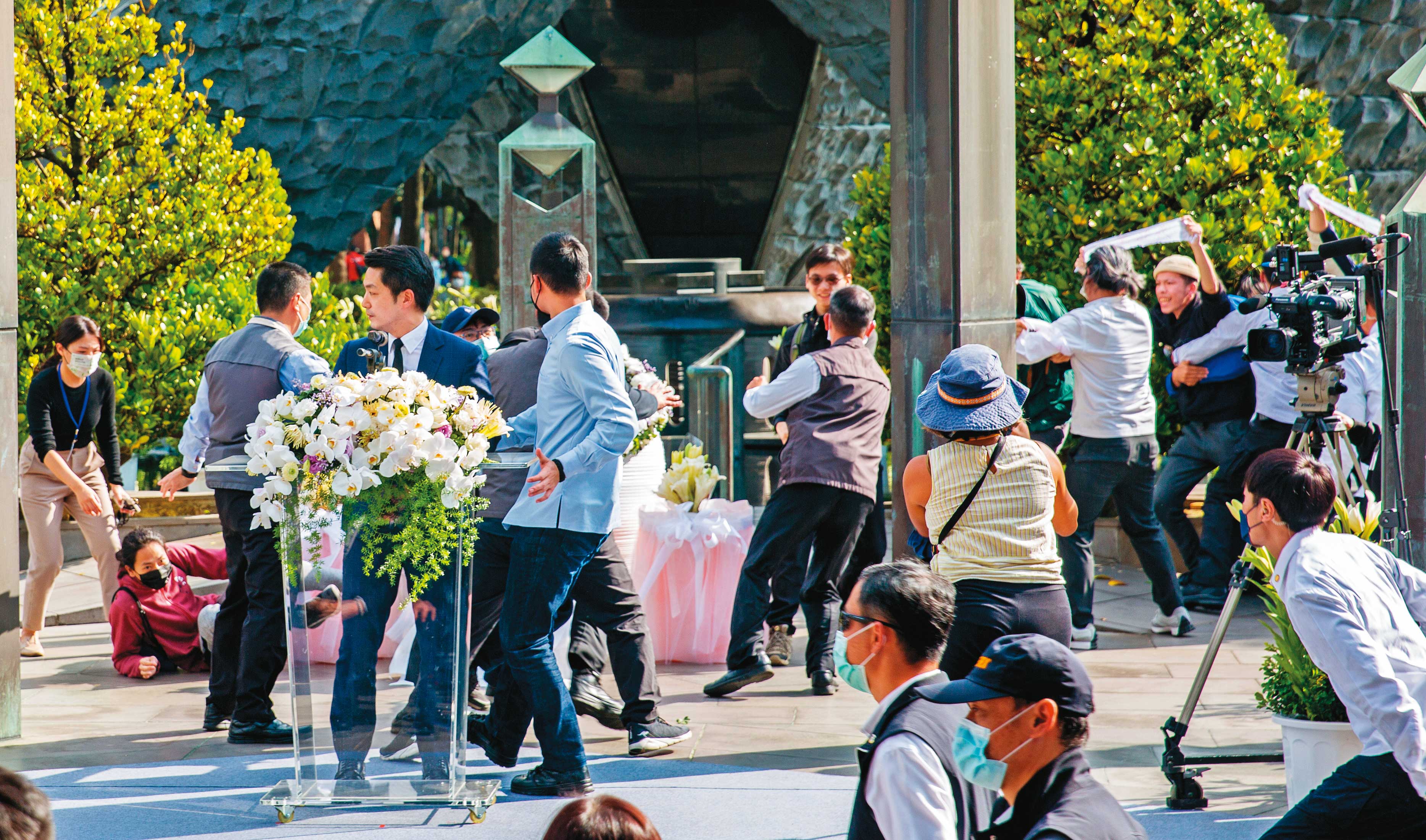 蔣萬安就任台北市長後,首次參加228紀念活動,出現大批陳抗者衝上舞台。