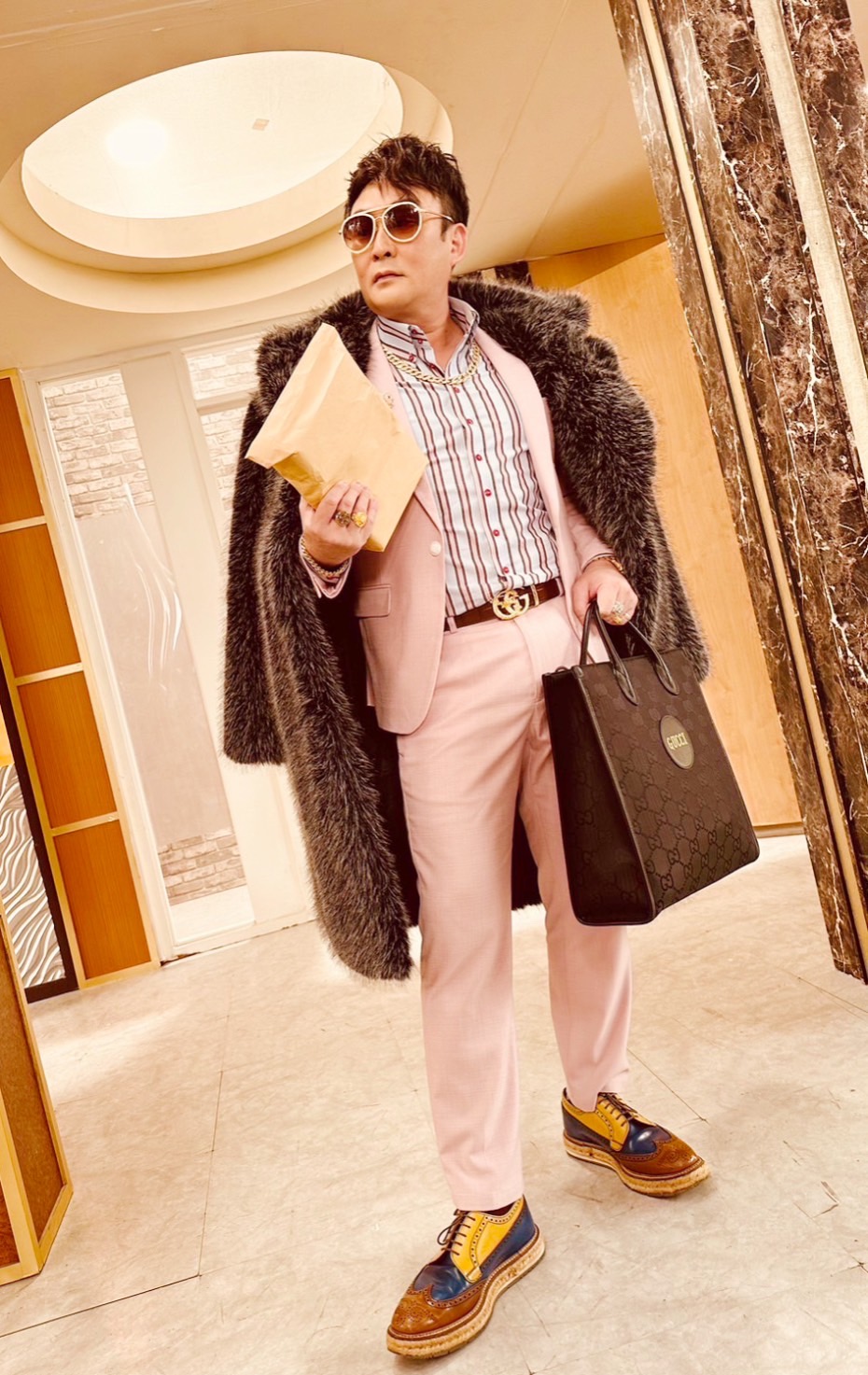 《市井豪門》洪毛為了演出暴發戶，治裝超過50萬的行頭，一出場氣勢逼人。（民視提供）