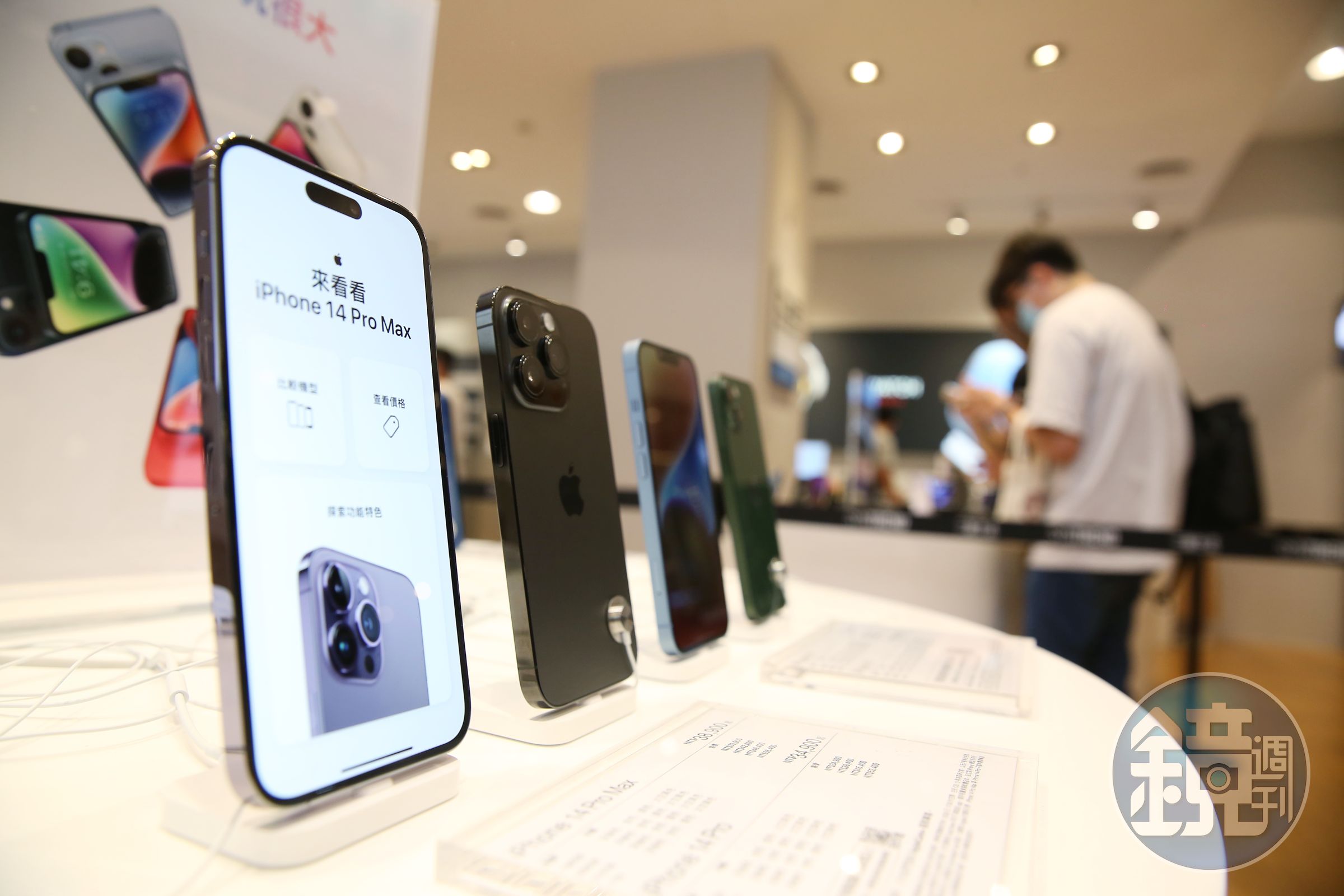 蘋果去年第4季業績衰退,肇因於主力產品iPhone受中國疫情影響,官方實施嚴格清零封控,富士康鄭州廠無法順利供貨。圖為iPhone 14 Pro Max。(本刊資料照)