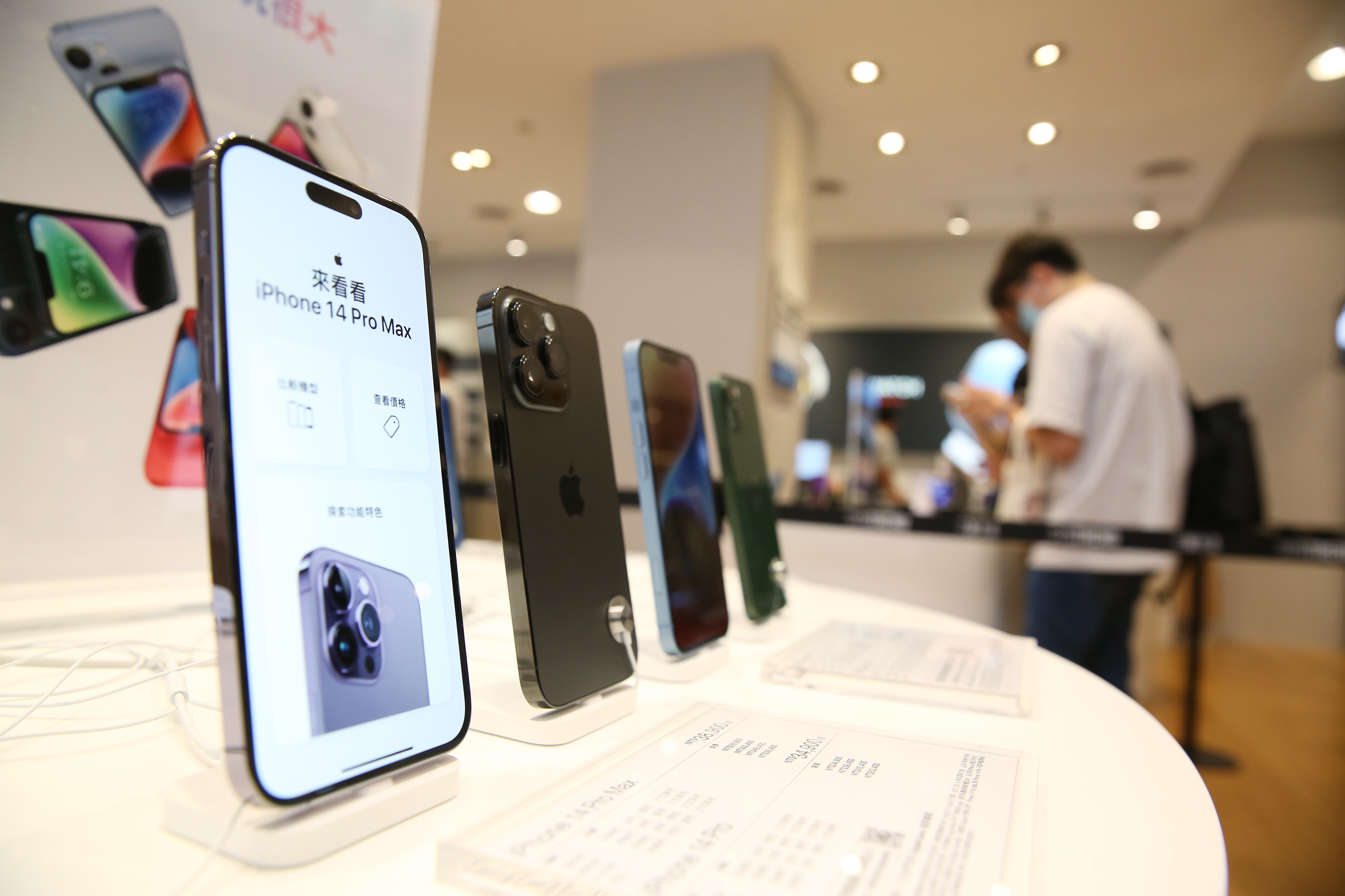 蘋果iPhone系列手機占據去年10大暢銷智慧型手機多達8個席次。（本刊資料照）