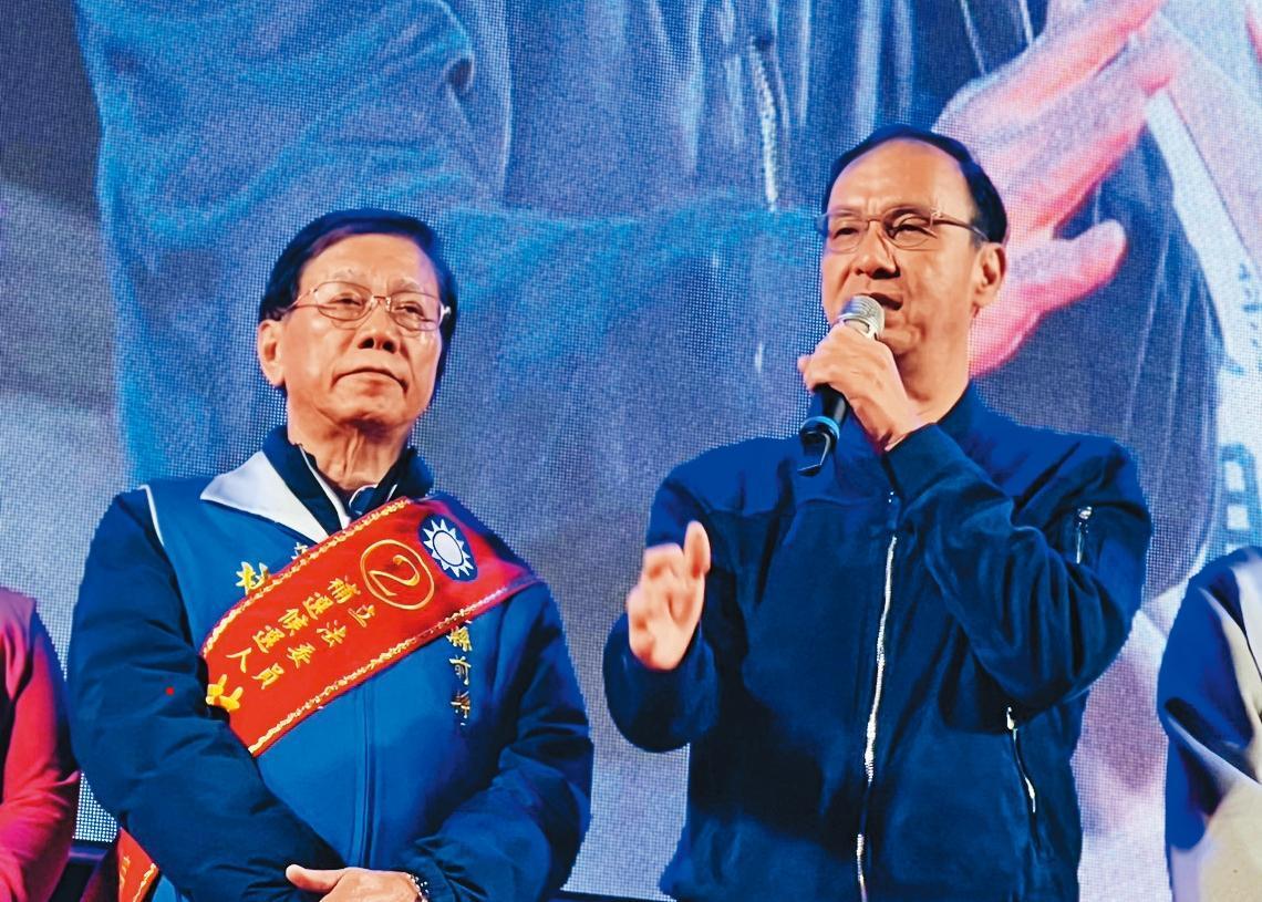 在九合一選舉後，南投立委補選讓國民黨主席朱立倫（右）首度吞下敗仗，重挫黨內聲勢。左為侯選人林明溱。（朱立倫團隊提供）