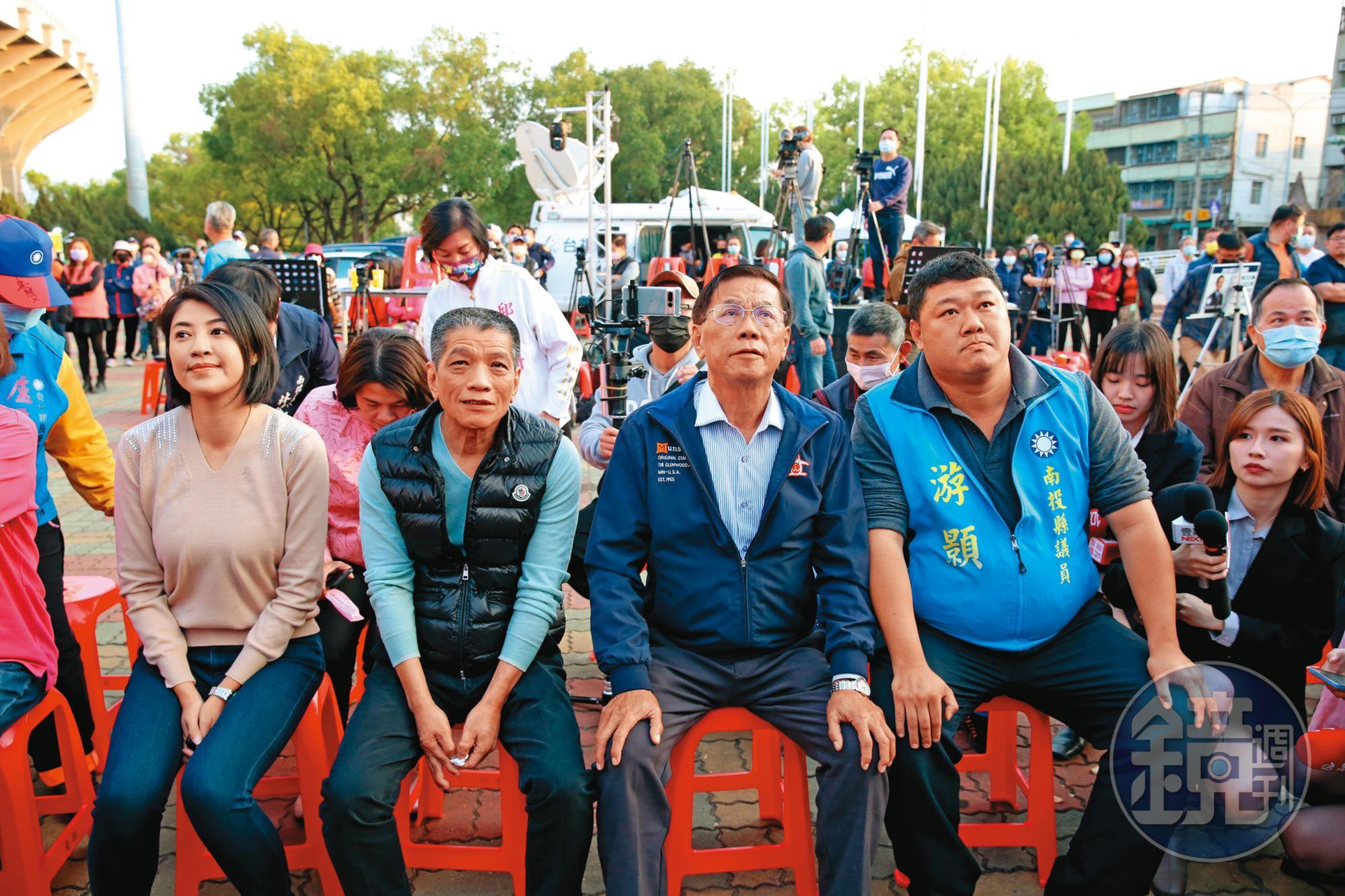 南投立委補選當天,林明溱(前右2)與藍營地方要角,神色凝重地看著開票。