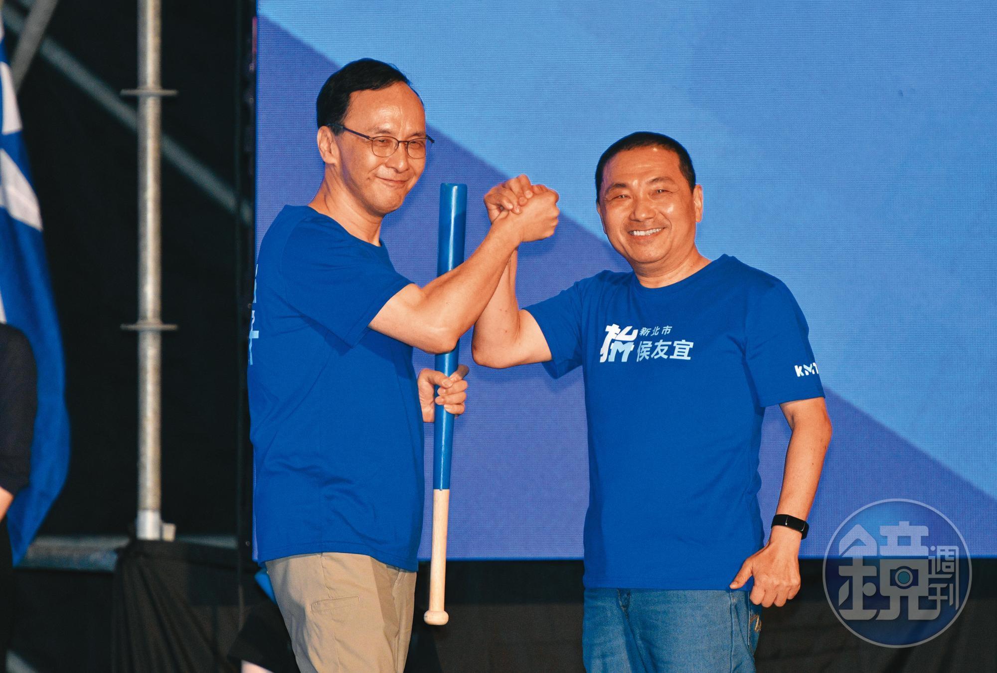 國民黨主席朱立倫(左)致電黨內「最強母雞」侯友宜(右),力邀出席林明溱選前之夜,未料遭婉拒,2人關係是否生引發關注。