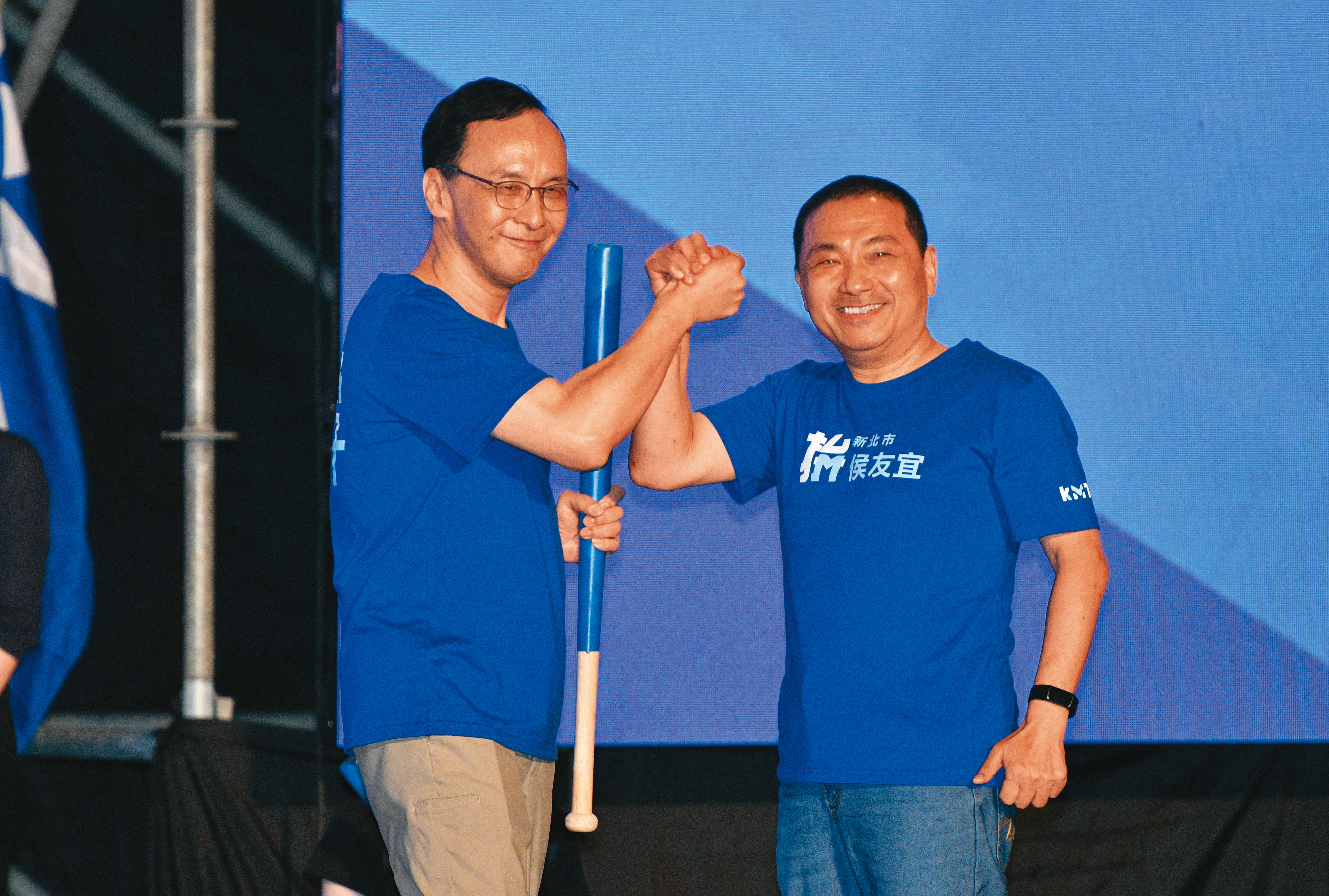 國民黨主席朱立倫（左）致電黨內「最強母雞」侯友宜（右），力邀出席林明溱選前之夜，未料遭婉拒，2人關係是否生引發關注。