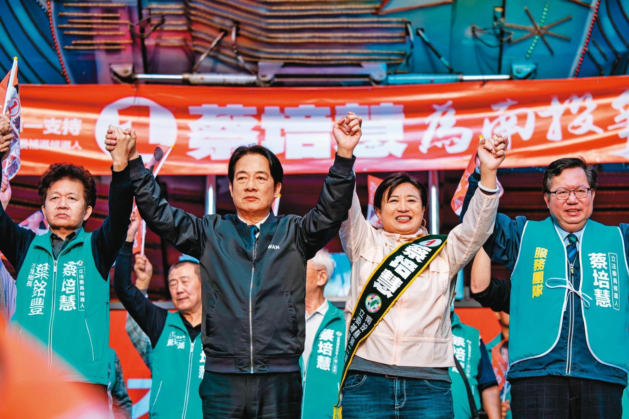 南投立委補選是賴清德(左)接任民進黨主席之後的首場選戰,賴賣力替候選人蔡培慧(右)站台。(翻攝賴清德臉書)