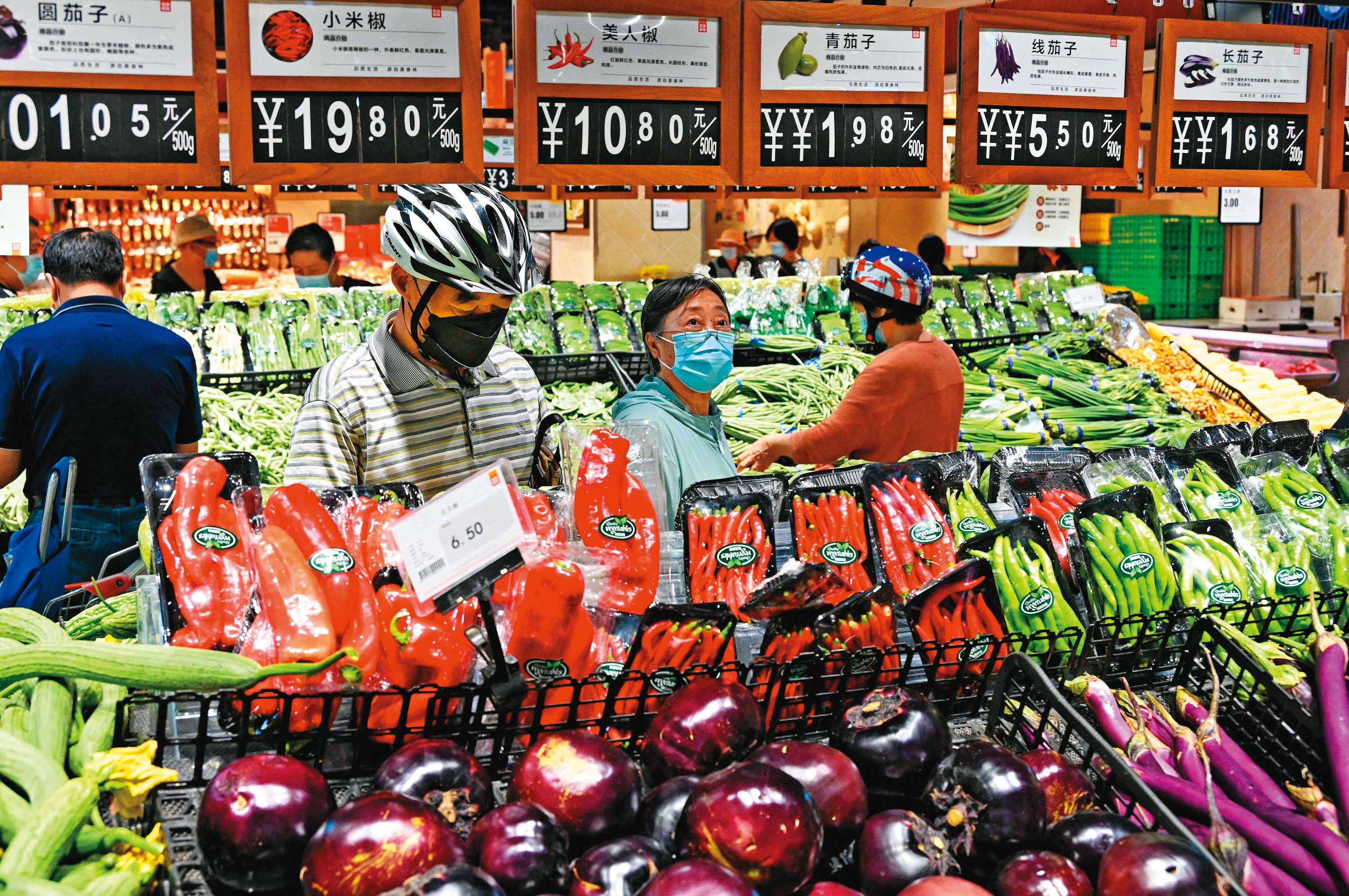 中國內需與消費市場沒有明顯改善跡象，今年A股表現恐怕不像外資報告寫的強勁。（東方IC）