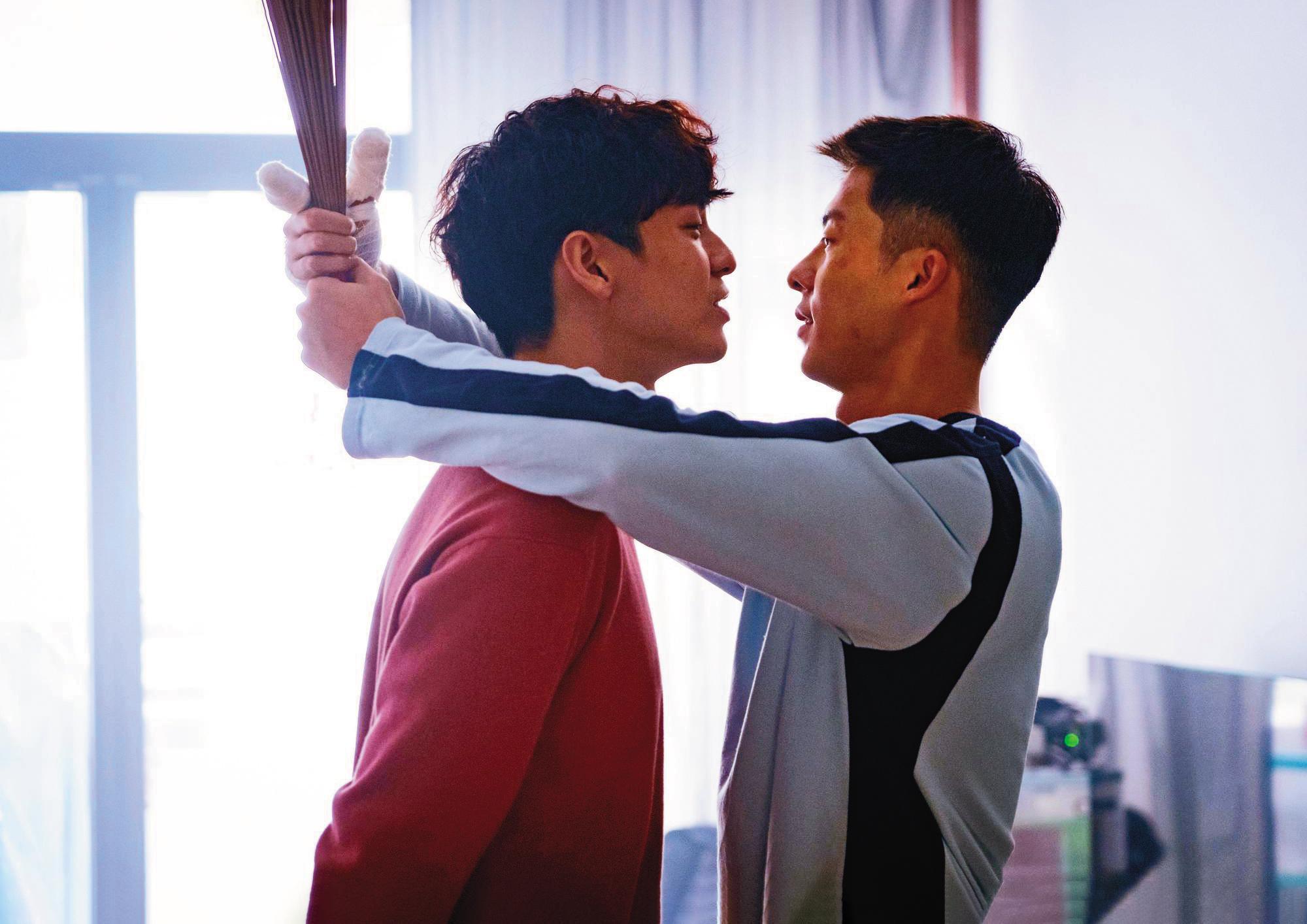 許光漢（右）、林柏宏（左）主演《關於我和鬼變成家人的那件事》，上映兩週票房破2.8億元。