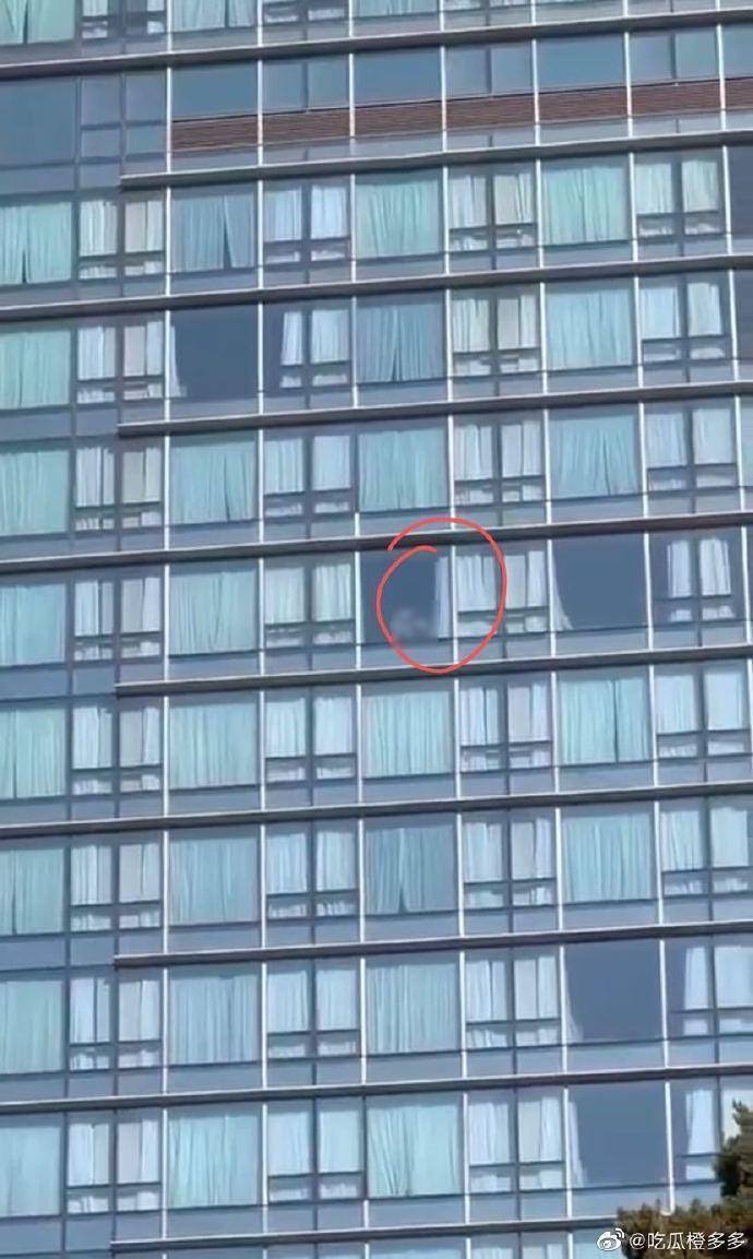 這對男女故意不拉窗簾做愛。（翻自微博）