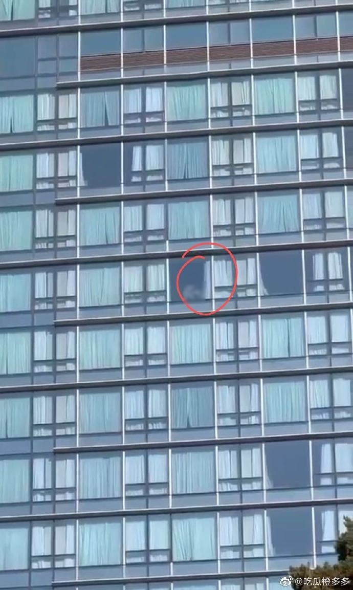 這對男女故意不拉窗簾做愛。（翻自微博）
