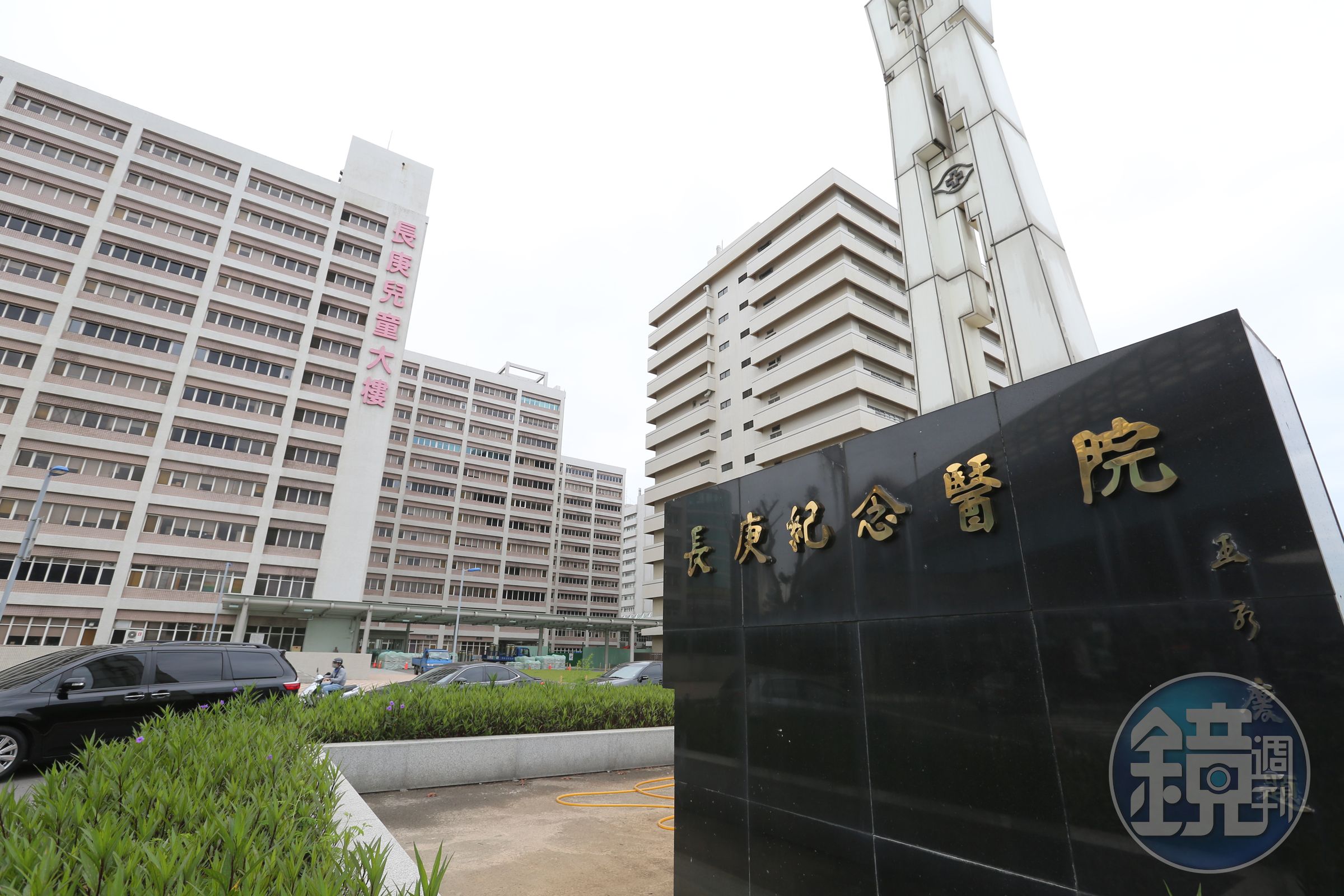 林口長庚醫院胸腔外科一張活動海報背景，引起國外網友熱議。（本刊資料照）