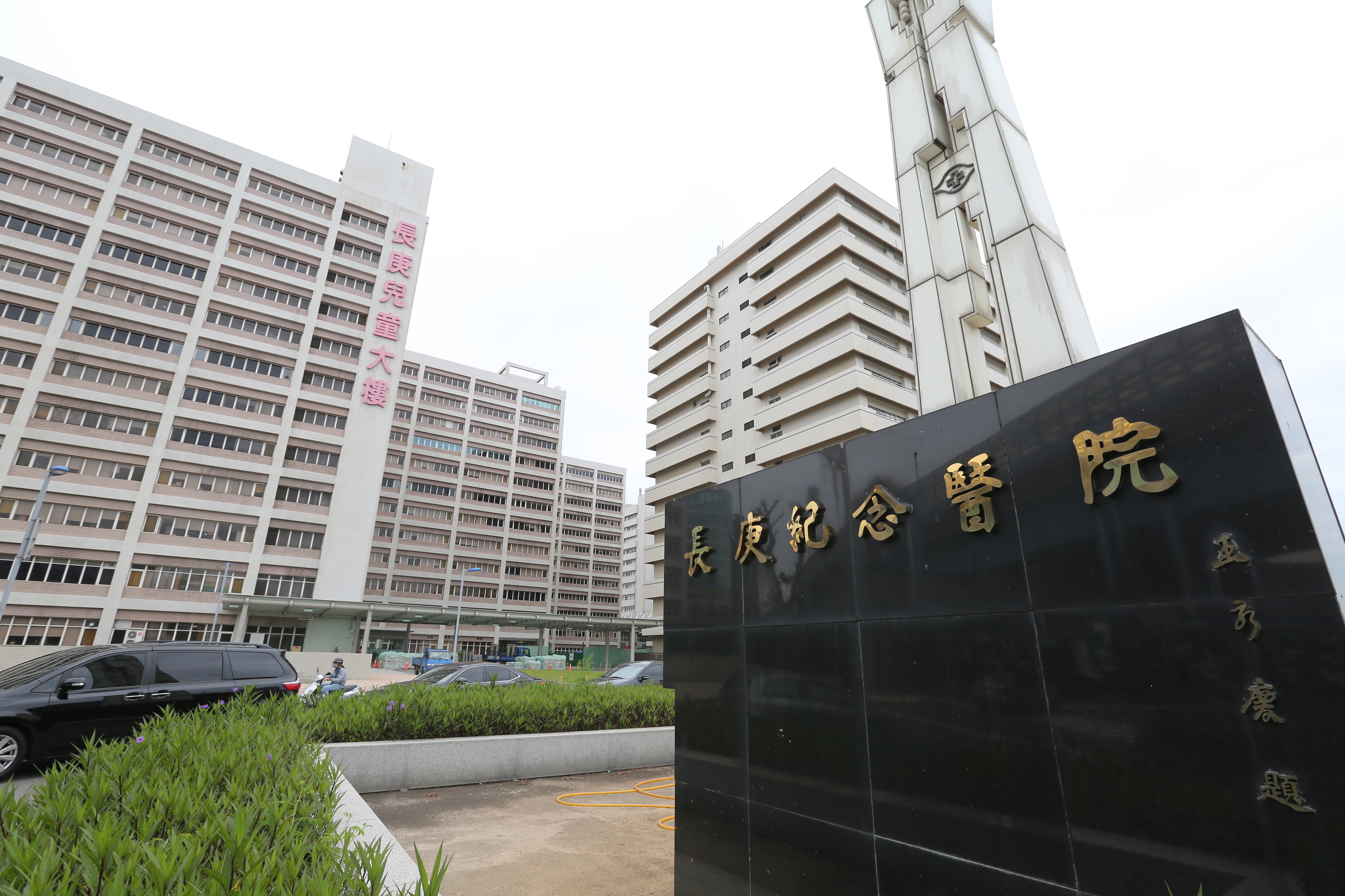 林口長庚醫院胸腔外科一張活動海報背景，引起國外網友熱議。（本刊資料照）