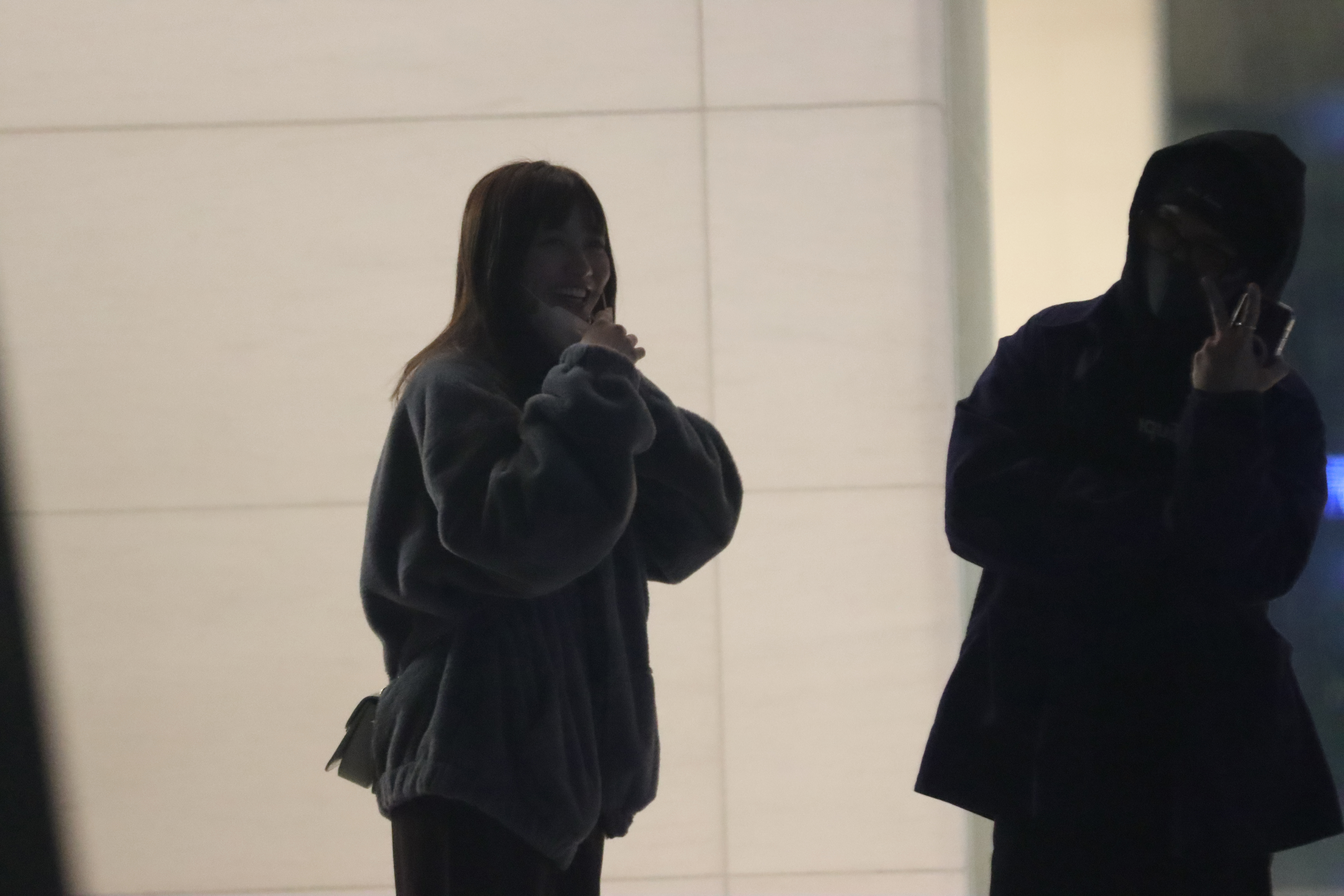 2/4 01：48 派翠克的新妹（左）看起來年紀頗輕，身材也比前一任嬌小許多。