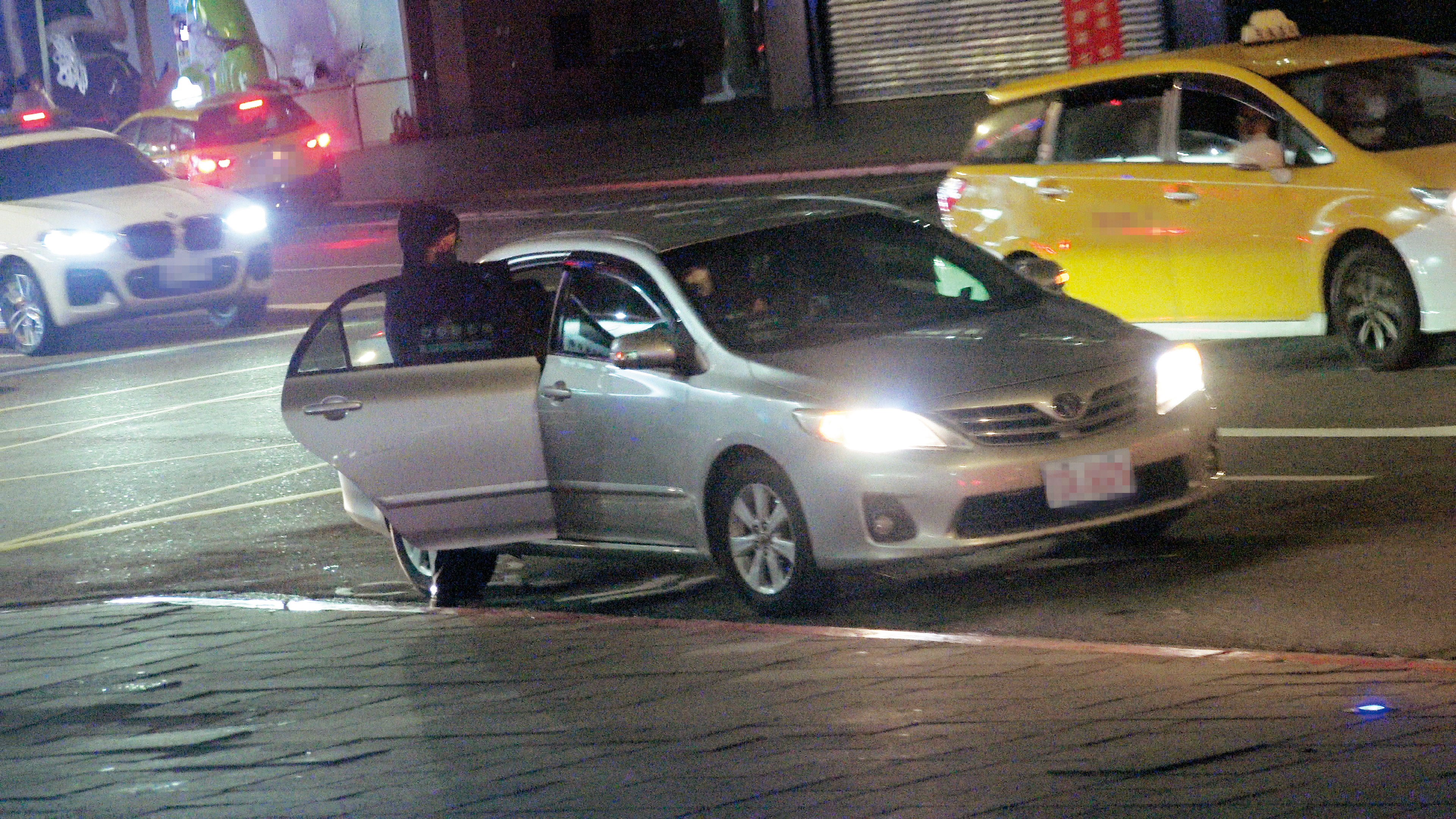 2/4 01：50 派翠克帶著新歡坐上多元計程車離開。