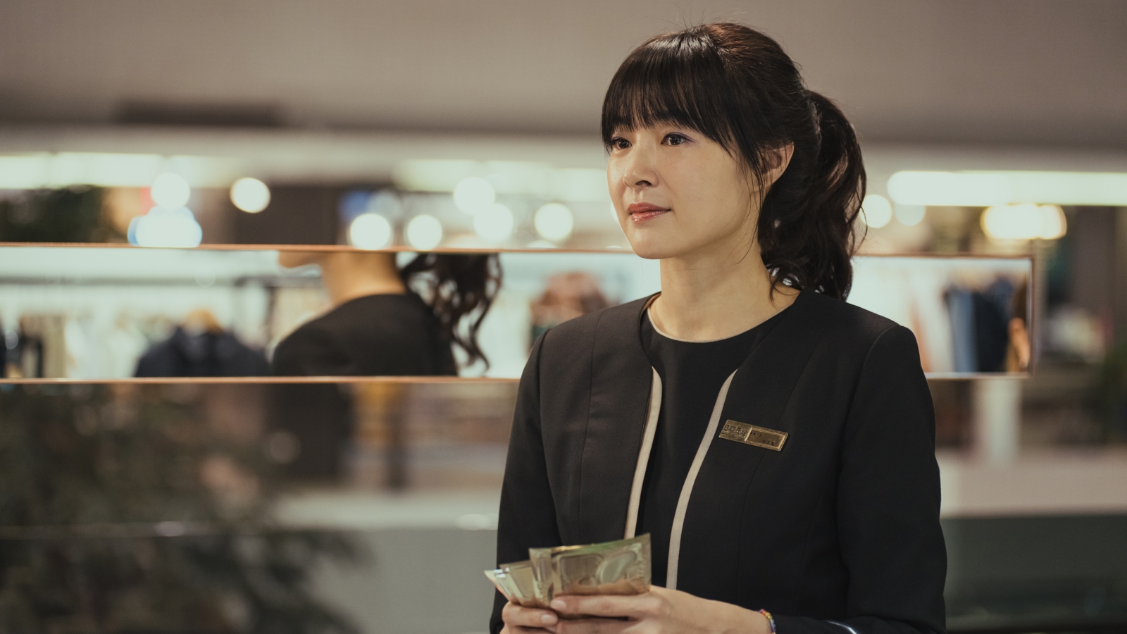 曾珮瑜在電影版的角色年輕11歲，還在百貨公司當櫃姐，外型年輕時髦許多，還沒變成黃臉婆。（大慕影藝、華映娛樂提供）