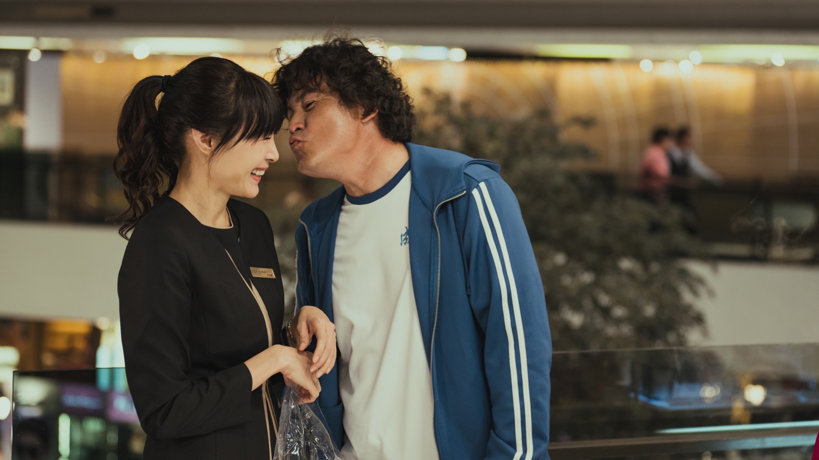 李銘順即興演出偷親曾珮瑜，現場工作人員也感染到甜蜜氣氛。（大慕影藝、華映娛樂提供）