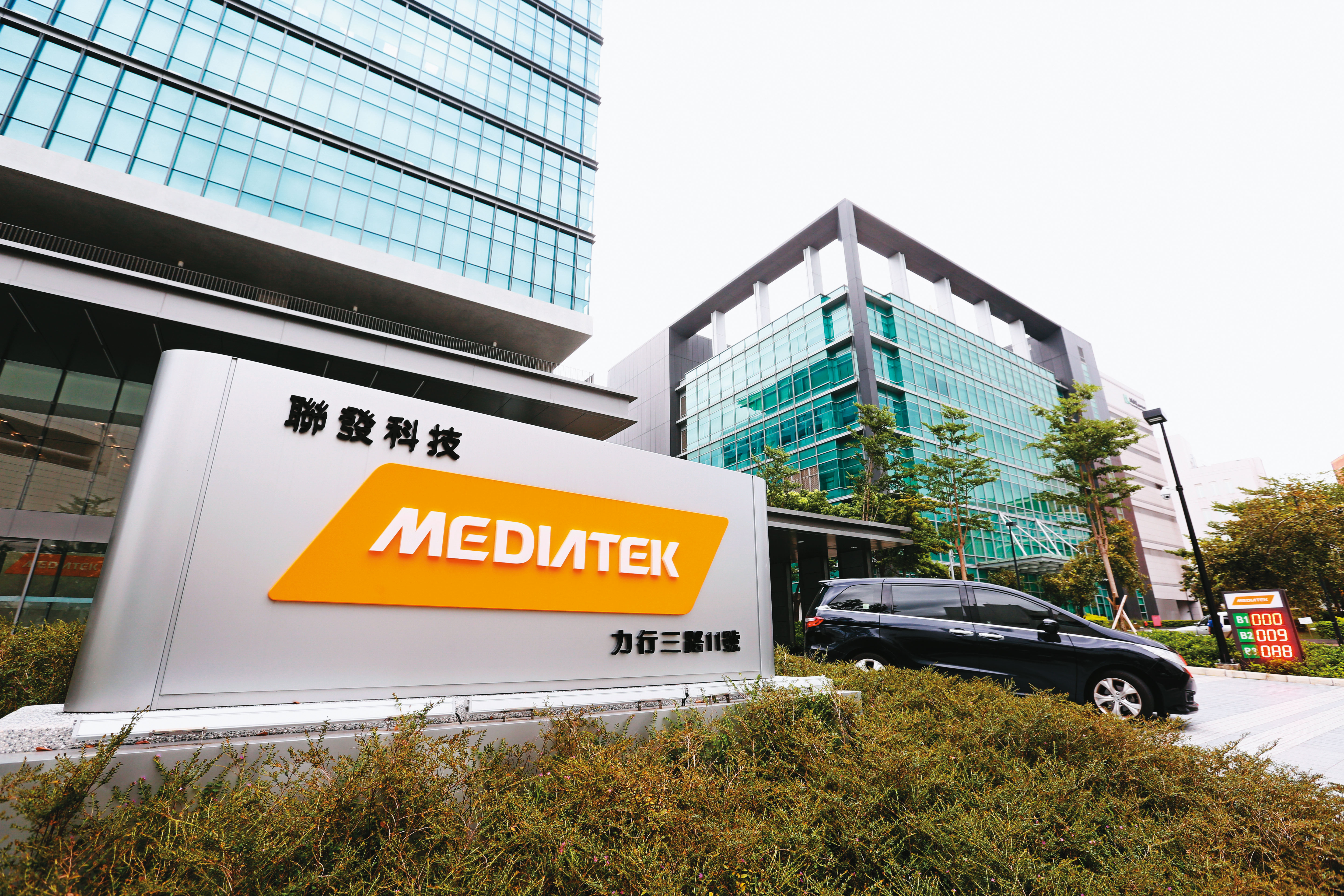 去年聯發科大賺1,181億元，每股盈餘高達74.59元，連續兩年超過7個股本，董事會通過配發76元的現金股息。