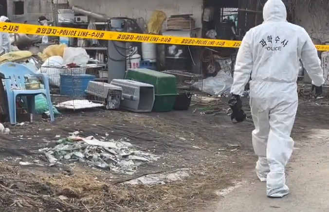 南韓傳出大規模虐狗事件，警方封鎖該處民宅進行調查。（翻攝Youtube頻道「케어」）