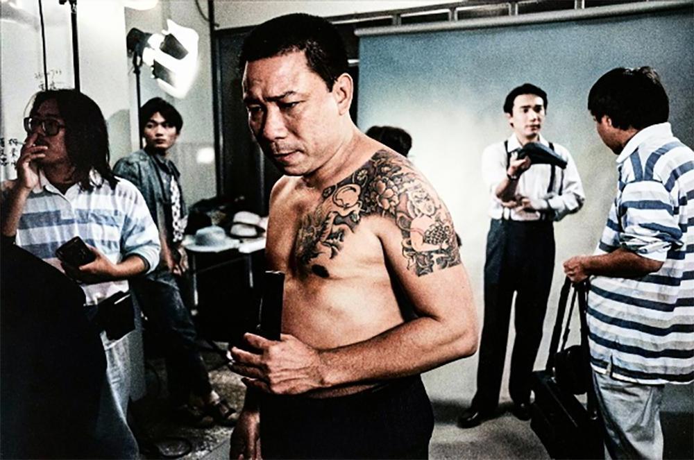 片中陳松勇從出場到中彈倒地共罵了30多句台味十足的「問候語」，盡顯草莽霸氣本色。（牽猴子）