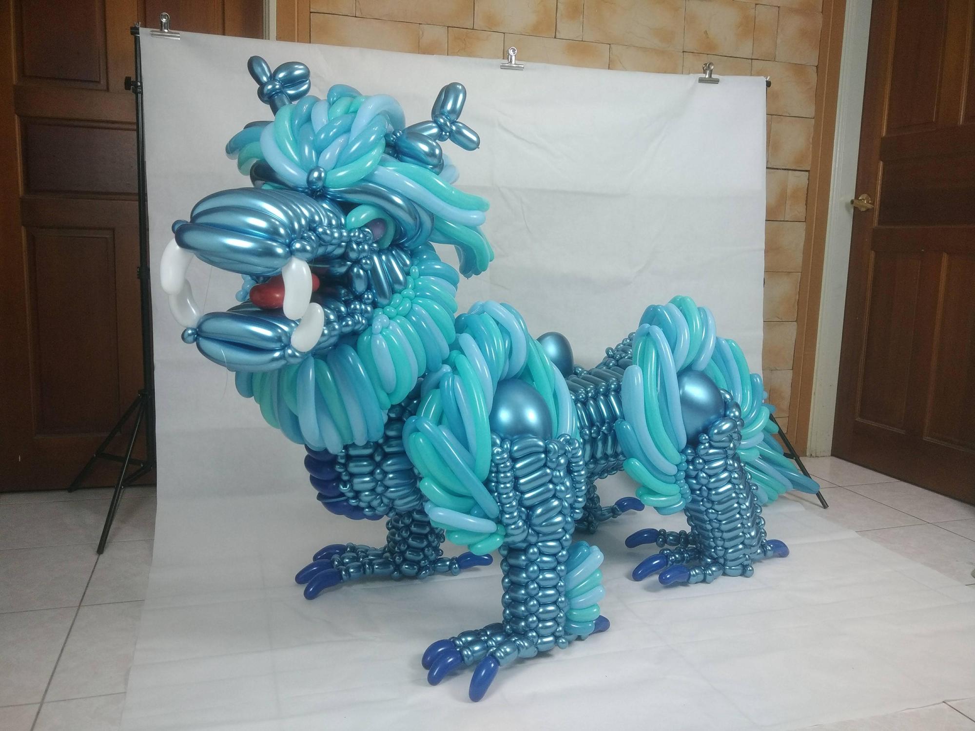 洪璽皓15歲創作的「麒麟」，曾榮獲Qualatex指定色創作大賽榮譽獎。（伊林娛樂提供）