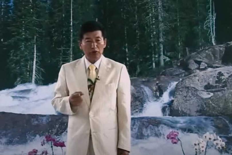 Netflix紀錄片《以神之名:信仰的背叛》3日開播,揭露「攝理教」教主鄭明析長期性侵女教徒的內幕。(攝自Netflix Asia YouTube)