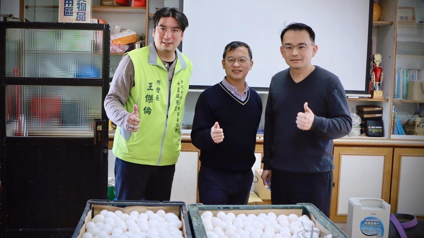 新北市立委擬參選人簡榮宗將500顆雞蛋送至偏鄉國小,希望讓學童補充營養。(簡榮宗服務處提供)