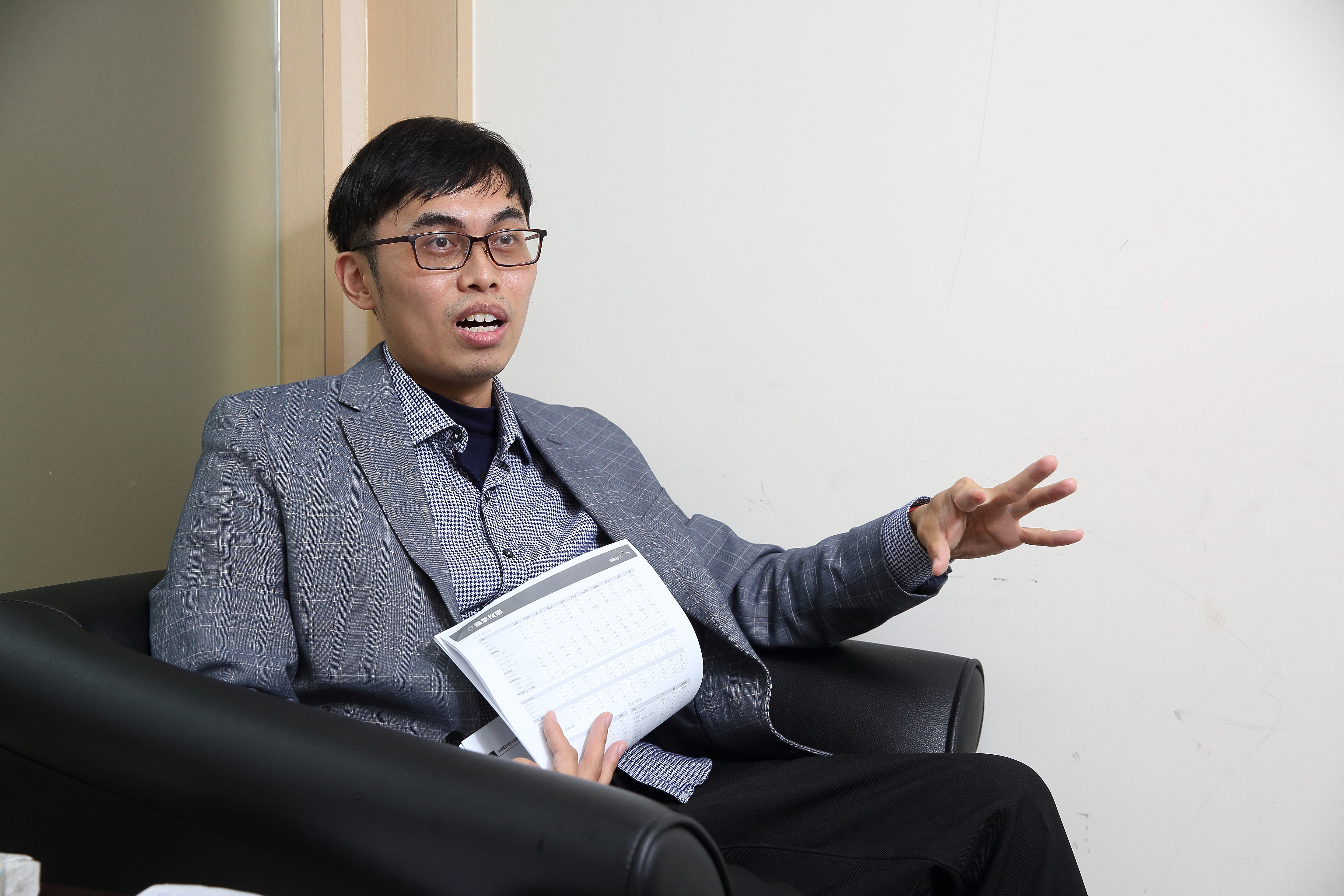 鄭詩翰透露，趁著股市多頭、台幣走升，可藉由存美元積攢抄底本金。