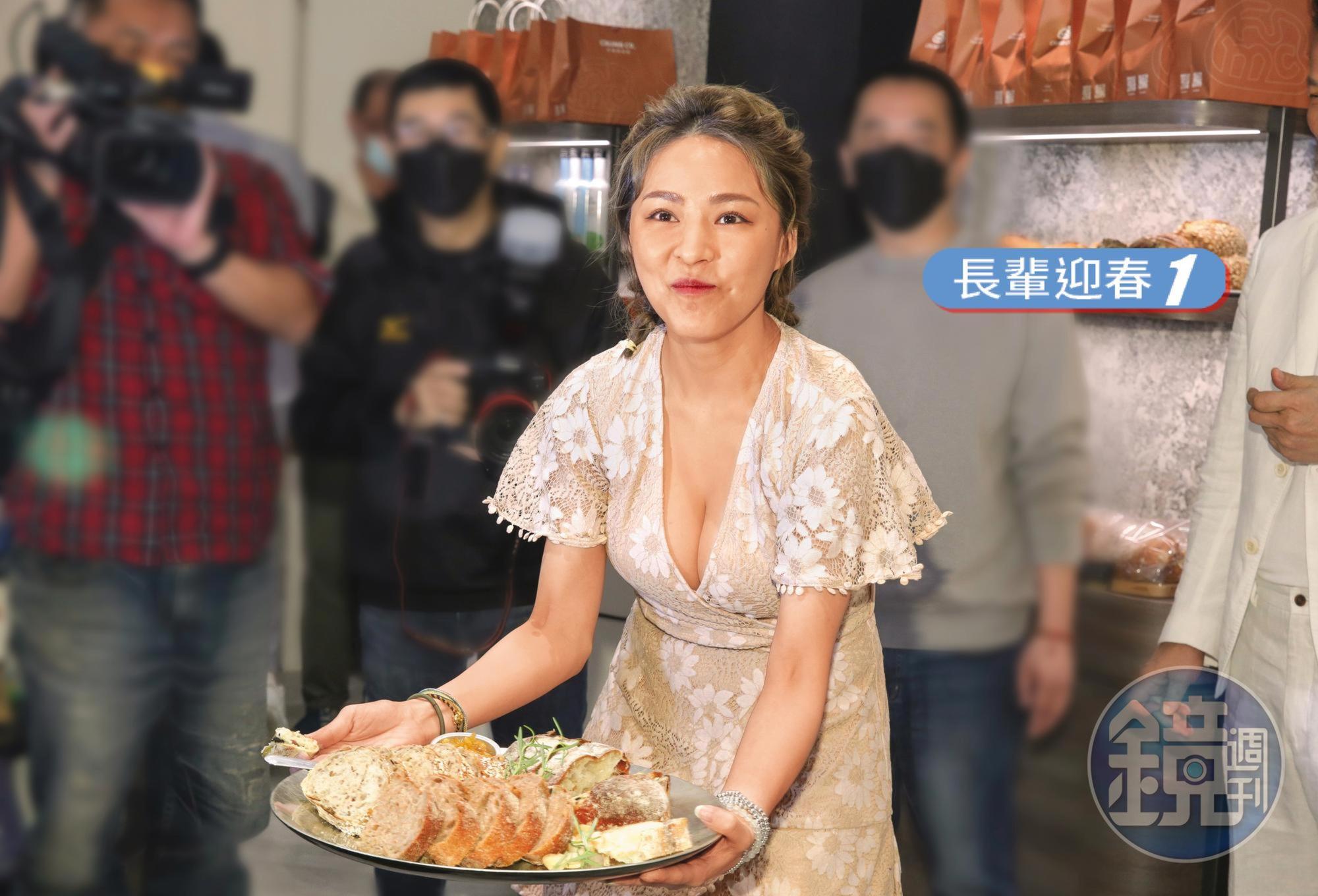 熊熊捧著麵包讓大家試吃，真的好大…我是說麵包！你亂想什麼？（瞪）