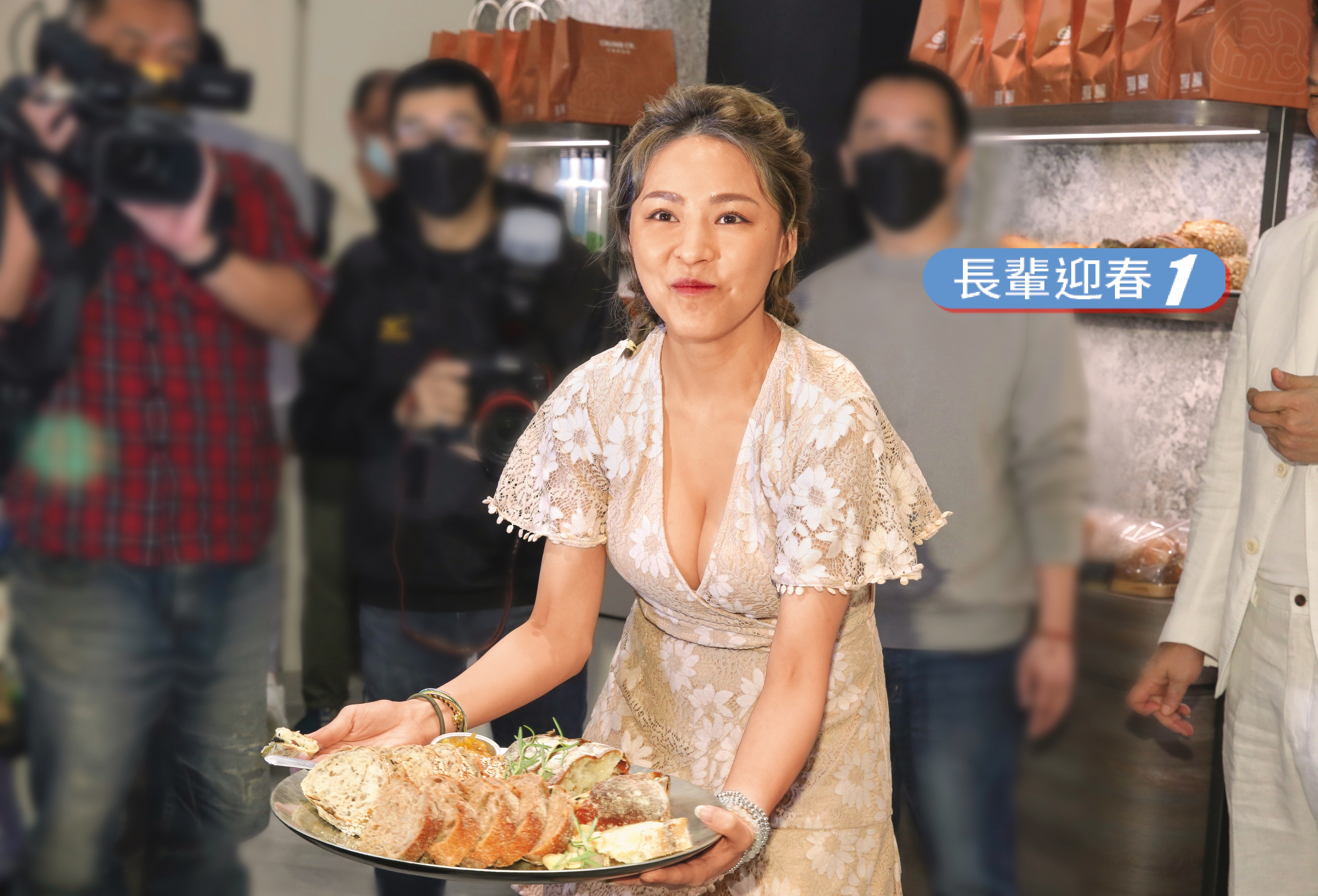 熊熊捧著麵包讓大家試吃，真的好大…我是說麵包！你亂想什麼？（瞪）