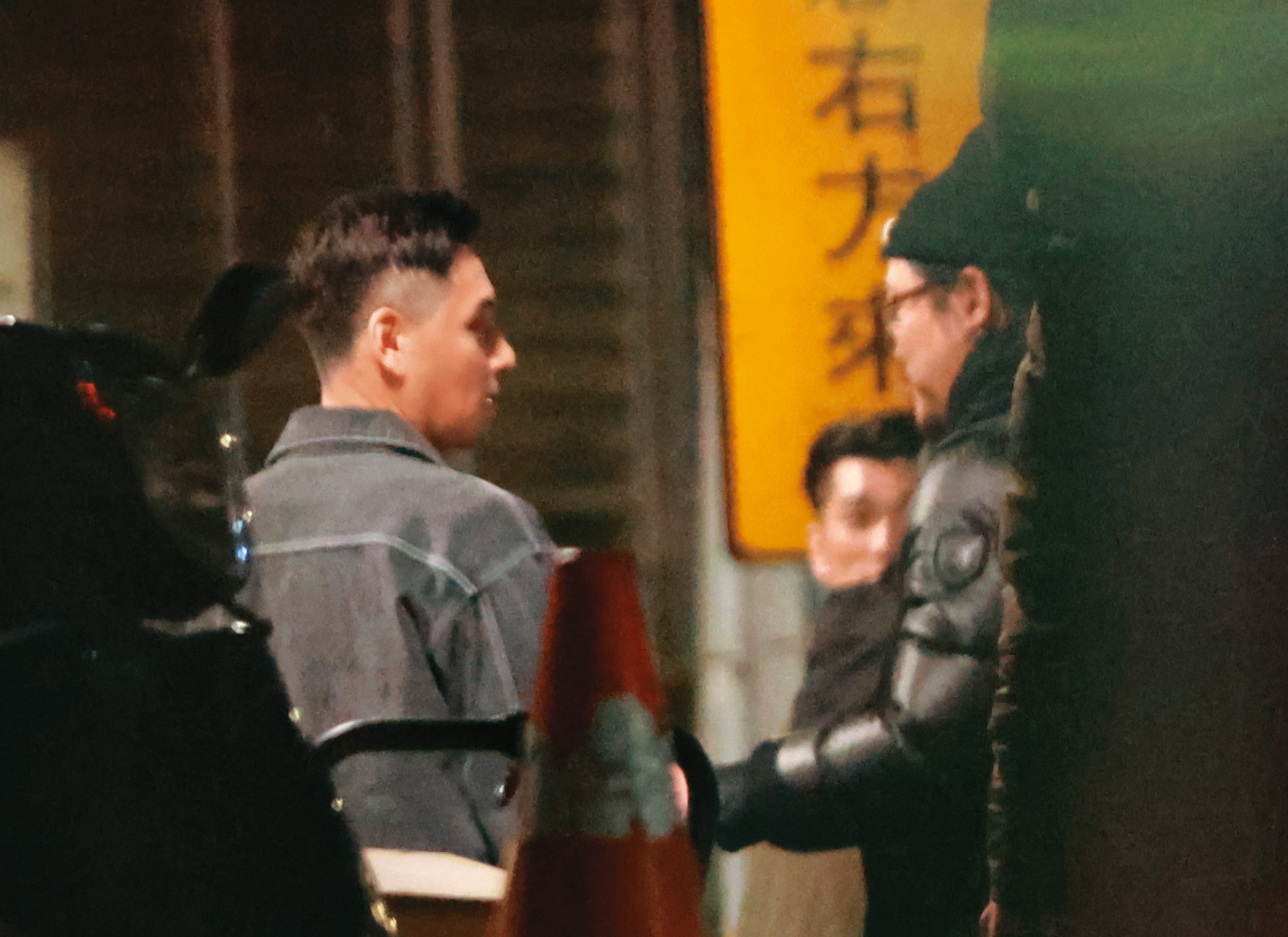 2/27 01：39 鄭人碩（左）為《角頭》影集開工，當天剛巧也是小薰的34歲生日。