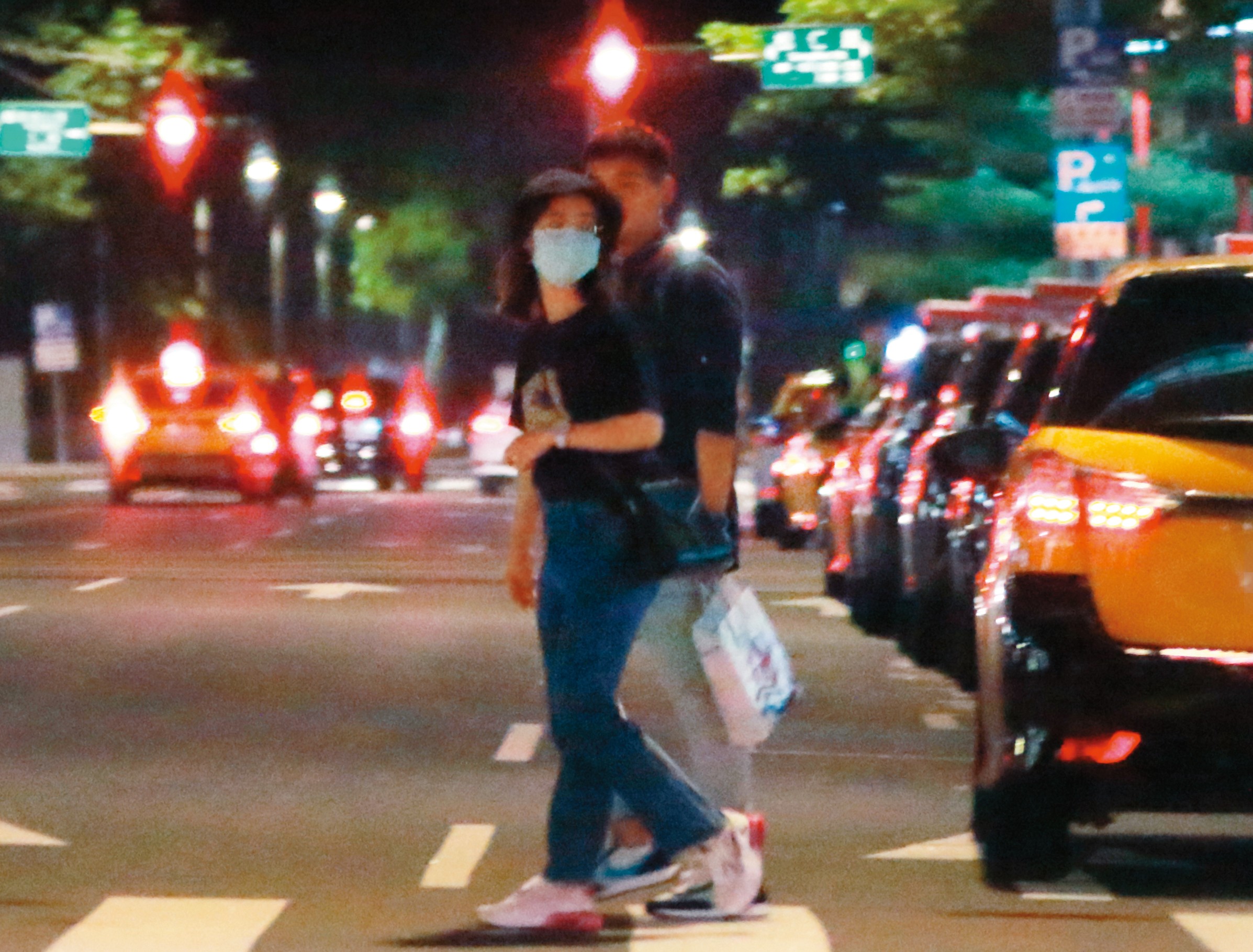 本刊曾直擊鄭人碩（右）工作完畢，會同來接他收工的小薰（左）相偕返家，小薰過馬路時左顧右盼，似在戒備被跟拍。