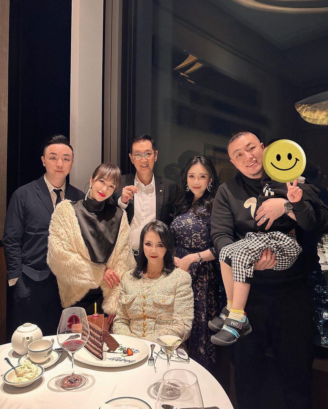 林佩瑤夫妻(左)與嫂嫂一家人幫婆婆(中)慶生。(翻攝林佩瑤IG)