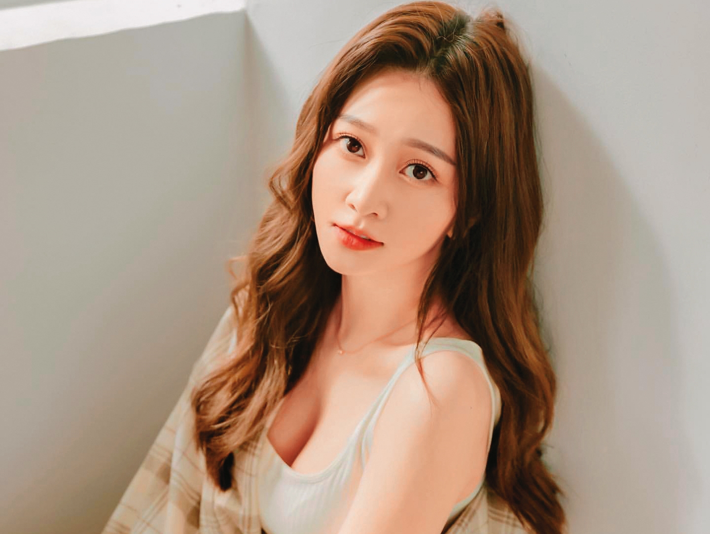 篠崎泫的外型對男人來說十分具吸引力，也讓同性友人對她有所戒備。（翻攝自篠崎泫IG）