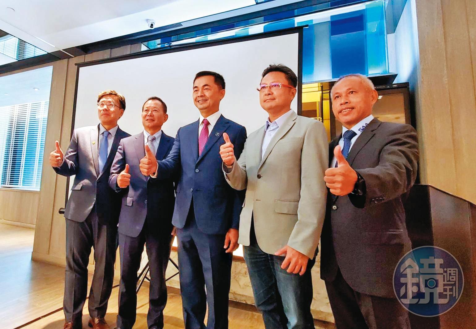 耐特董事長陳勳森(左二)與研發團隊快速研發出家登想要的產品,讓家登董事長邱銘乾(左三)大為激賞。