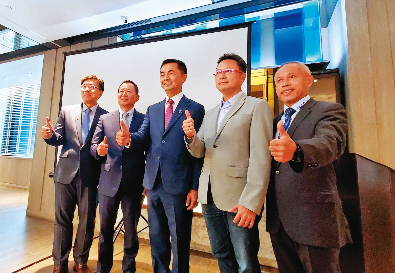 耐特董事長陳勳森(左二)與研發團隊快速研發出家登想要的產品,讓家登董事長邱銘乾(左三)大為激賞。