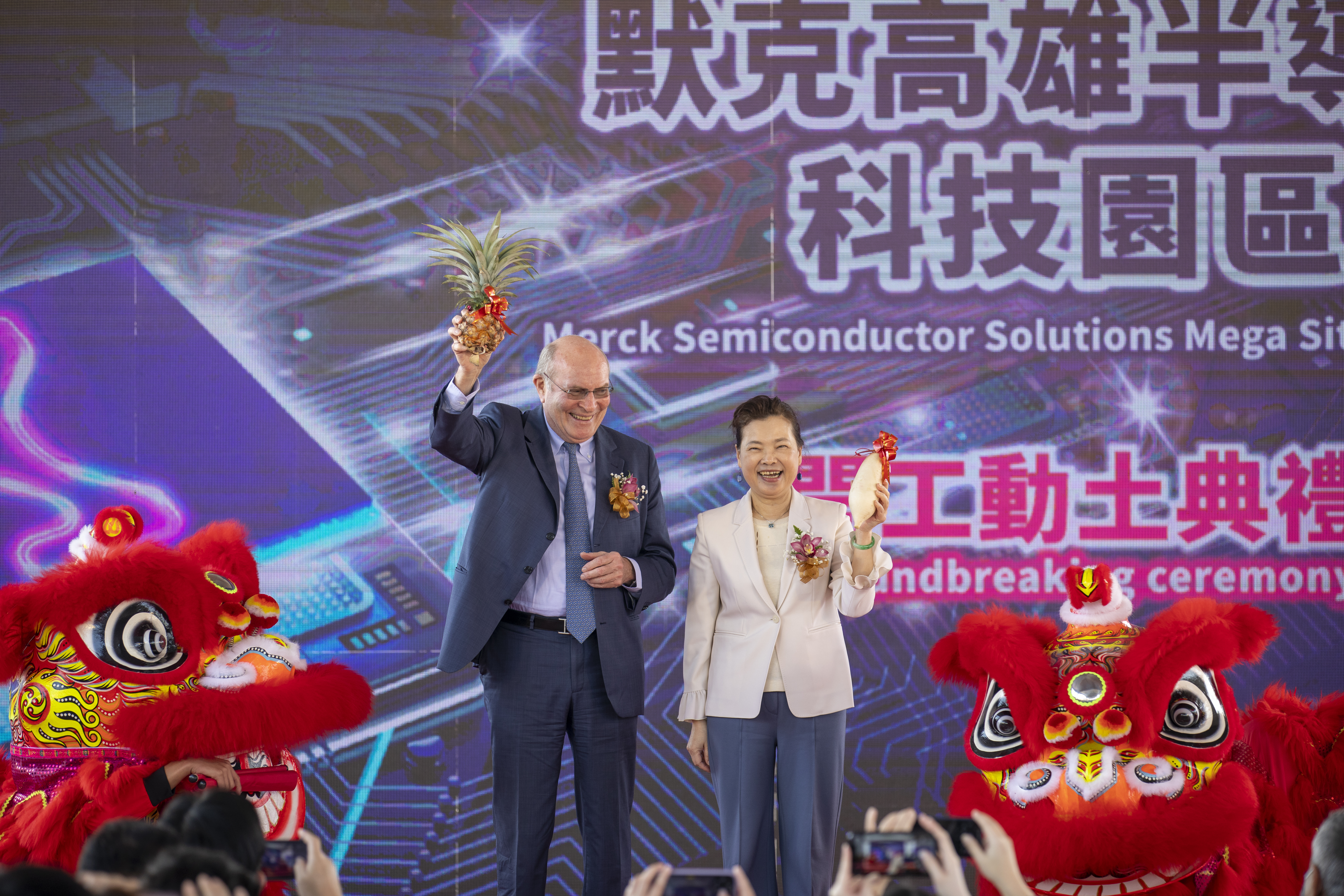 經濟部長王美花二度到訪默克德國總部，力邀默克來台設廠，積極促成台灣半導體材料在地化。