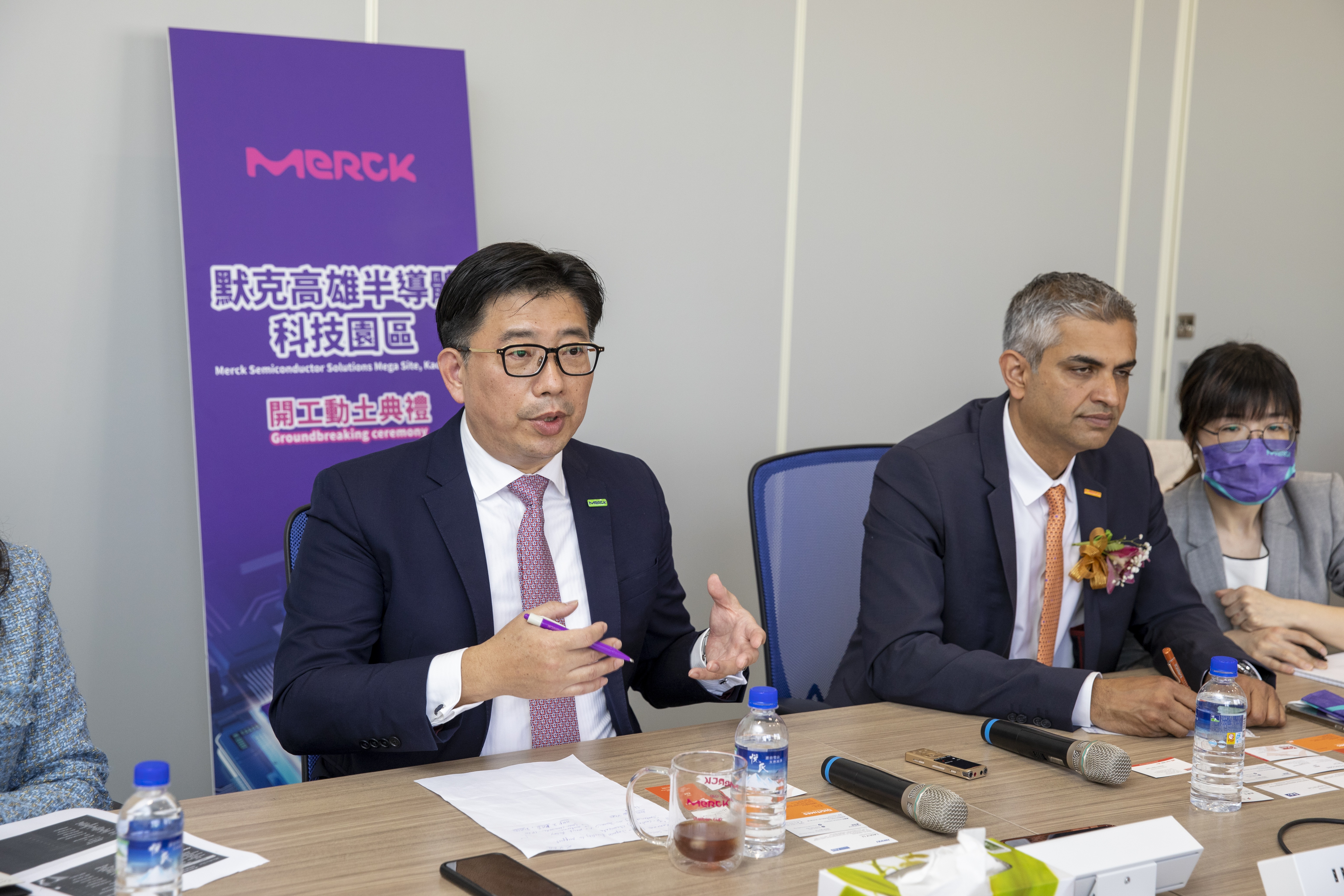 台灣默克集團董事長李俊隆表示，默克此次來台設立科學園區，將引進多種特殊氣體產線，補足台灣上游材料缺失的供應鏈版圖。