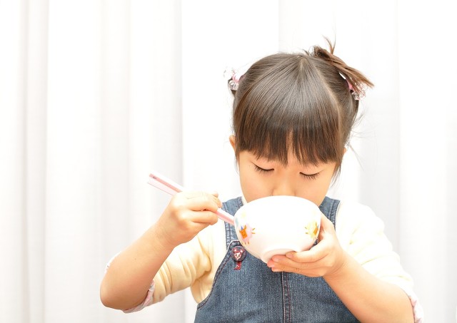 北市學校近期發給家長「營養午餐調漲意見調查表」，擬調漲餐費，且團膳業者透露全台都會有一波漲價潮。（示意圖，東方IC）