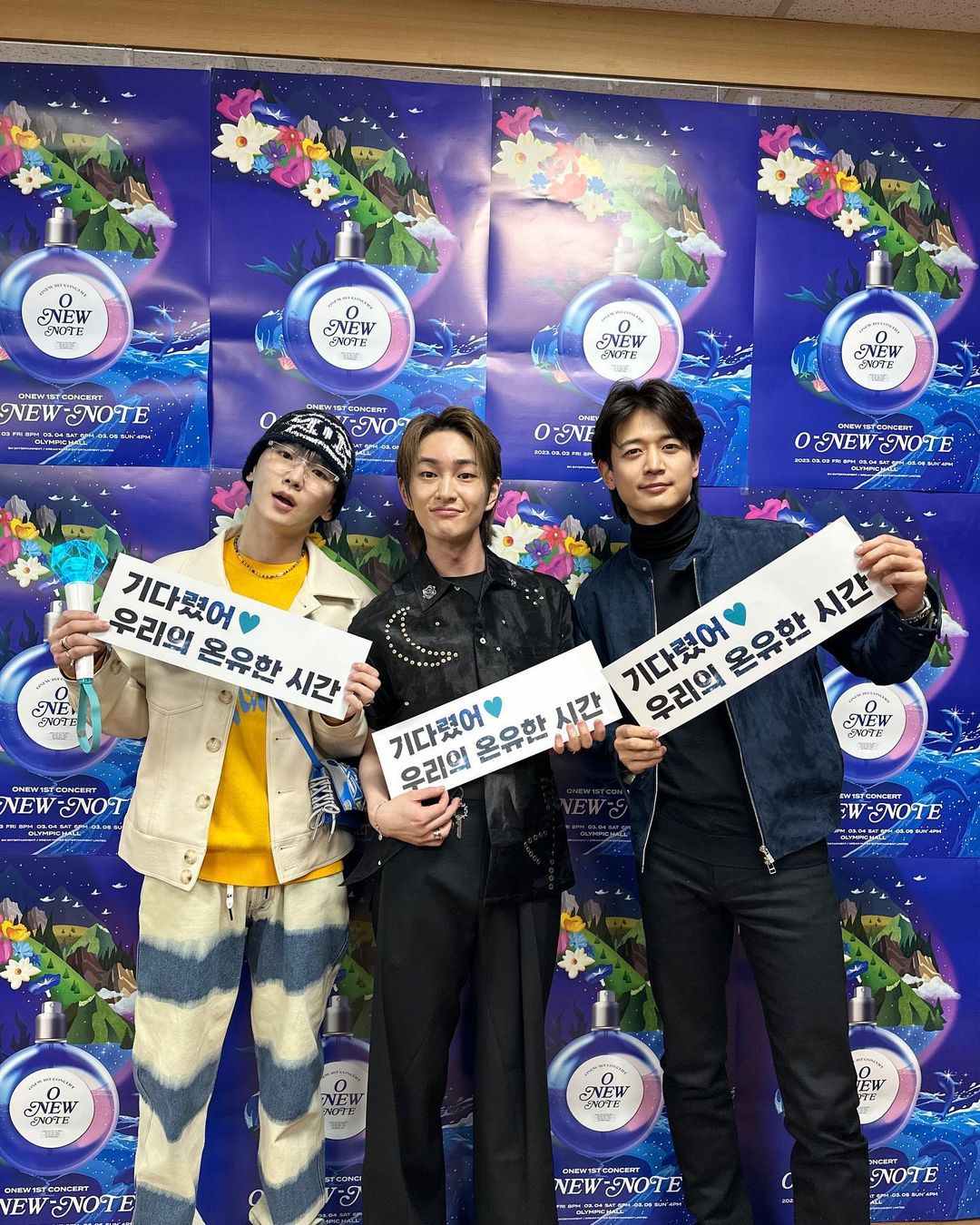 溫流首次舉行個人演唱會,SHINee成員都到了,圖為KEY(左)、珉豪(右)和溫流的合照。(翻攝Key IG)