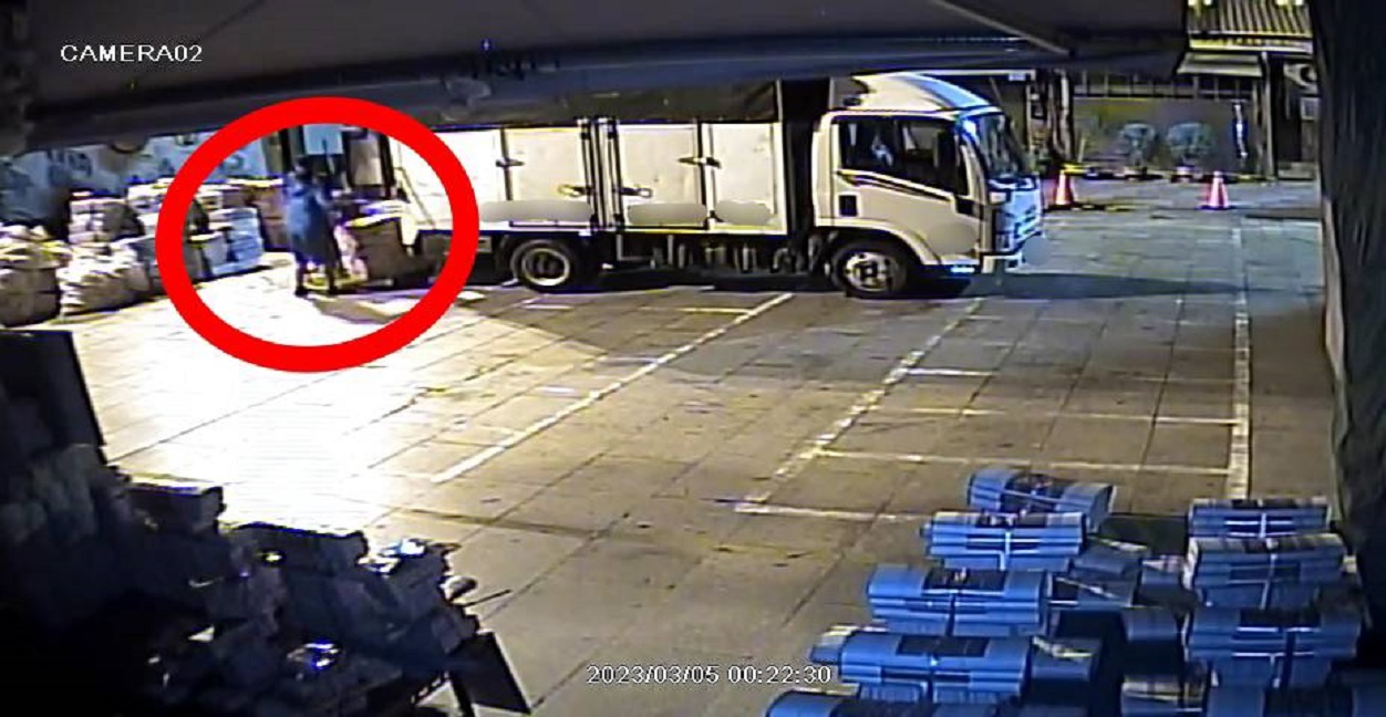 三男大生為還願竟半夜到台灣天壇偷金紙，過程全被監視器錄下。（翻攝畫面）