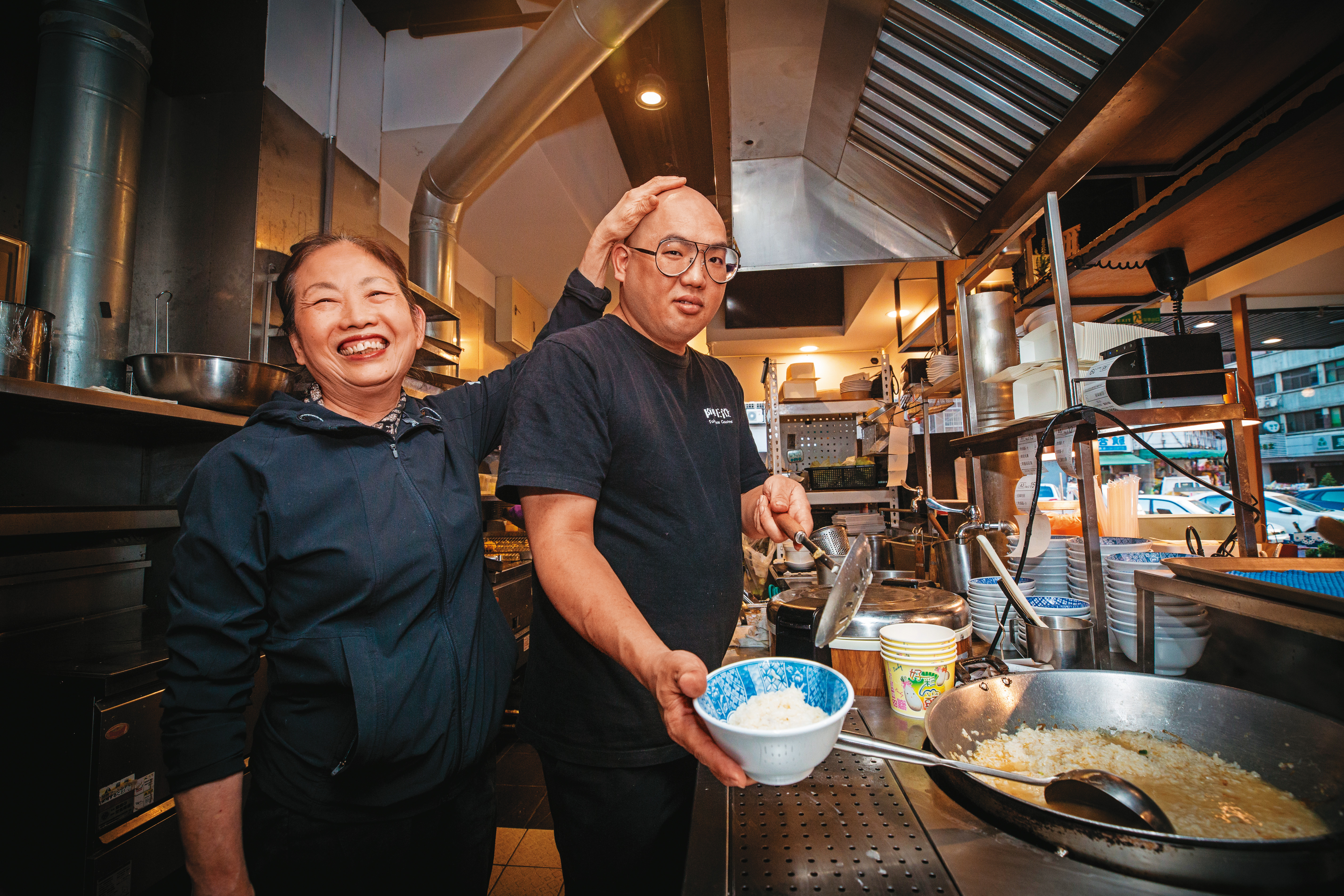 阿旺澄食堂第一代張貴美（左）早年以「巴頭」方式調教兒子林昭成（阿旺）（右）廚藝，如今2人合力將老店打造成豐原高人氣美食餐廳。