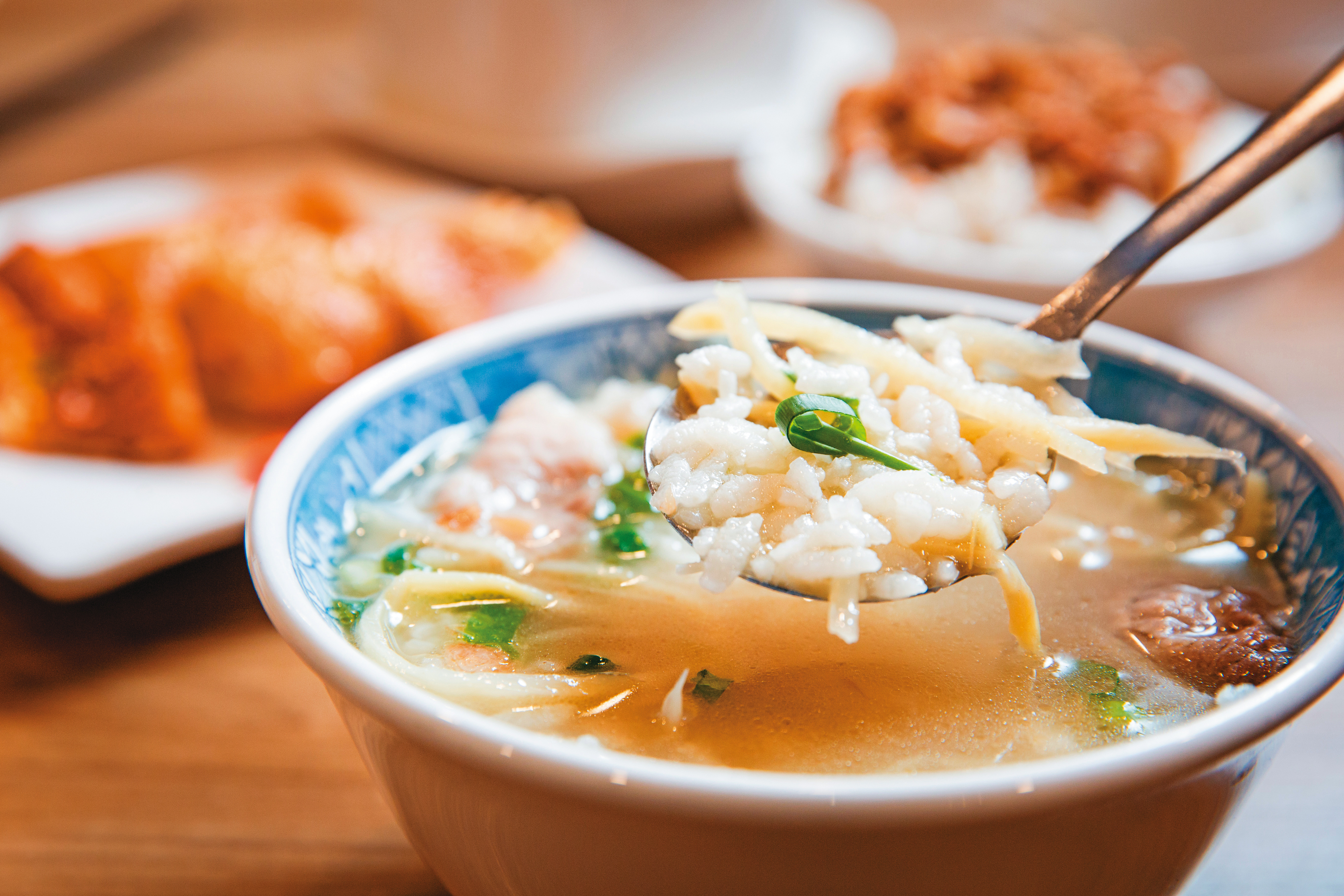 招牌肉粥配上筍絲、油蔥、蔥花豐盛感十足，那吸飽飽大骨、干貝高湯的米粒，入口鮮美馥郁。（45元／碗）