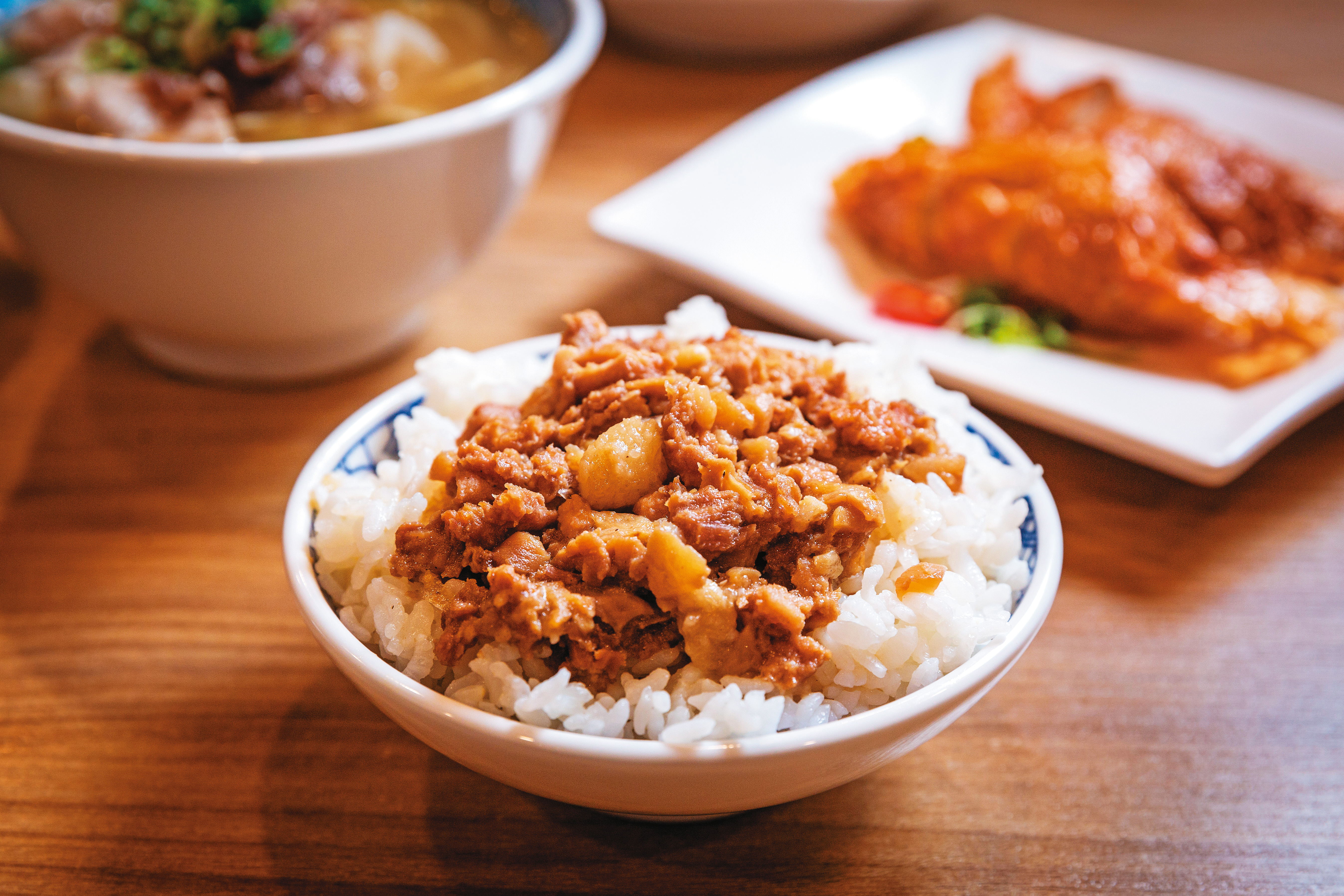 肉燥飯早先的肥瘦比為5比5，隨著時代改變、阿旺接班後慢慢調整為不肥的2比8。（45元／大碗）