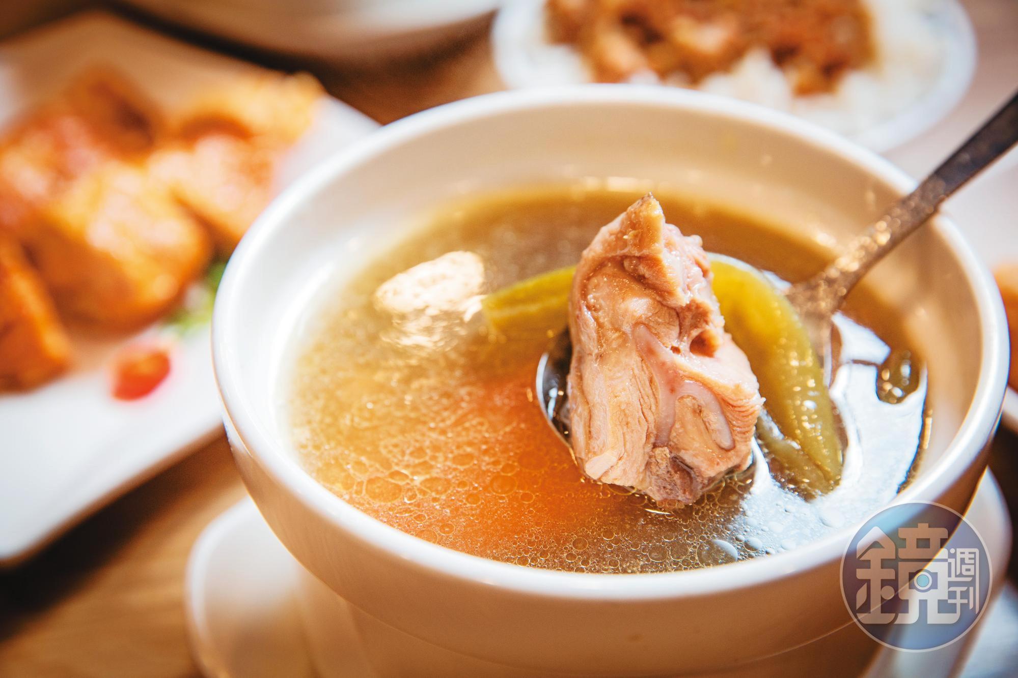 剝皮辣椒雞湯（圖）、魷魚螺肉蒜是在疫情期間發展出的爆紅湯品。（180元／盅）