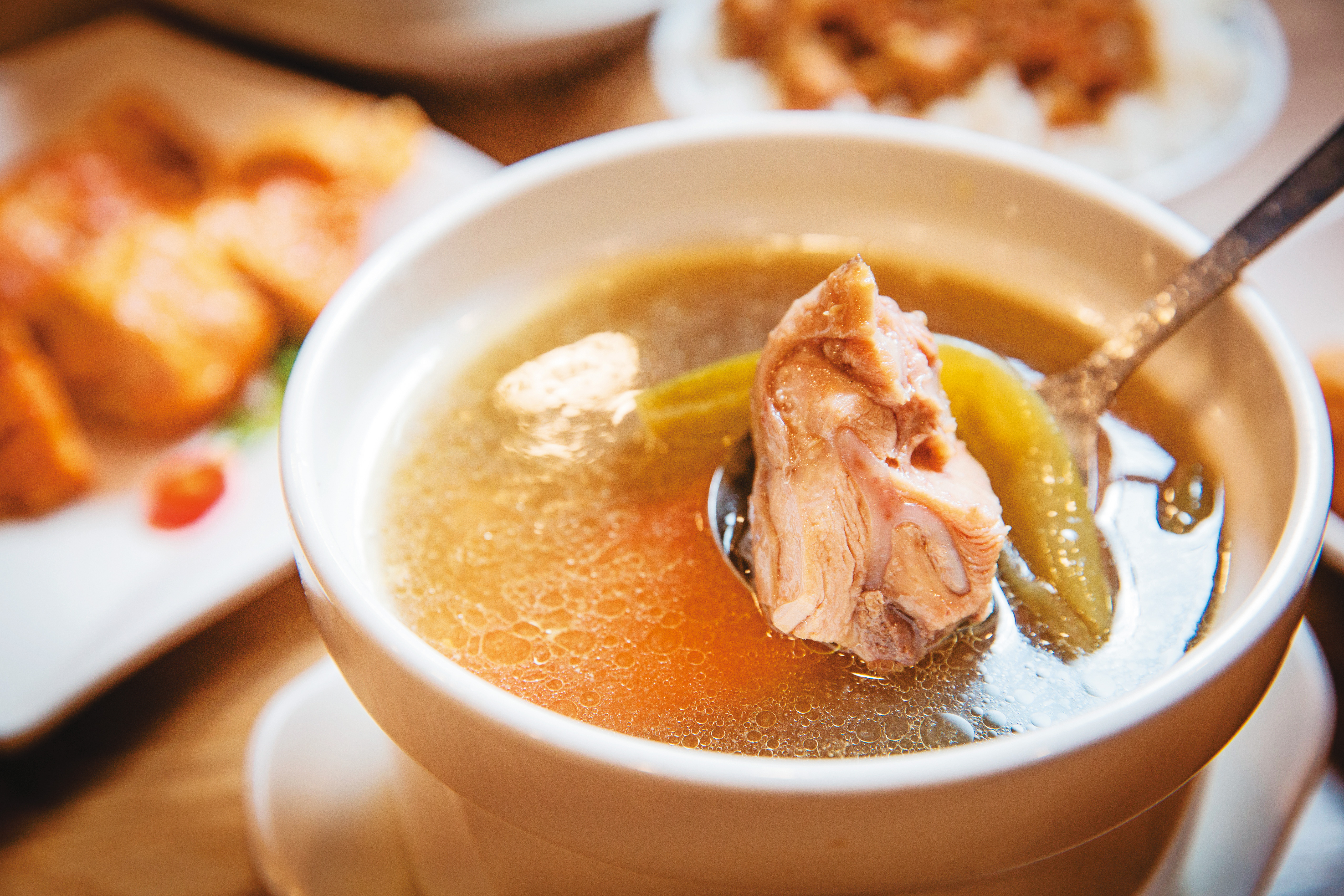 剝皮辣椒雞湯（圖）、魷魚螺肉蒜是在疫情期間發展出的爆紅湯品。（180元／盅）