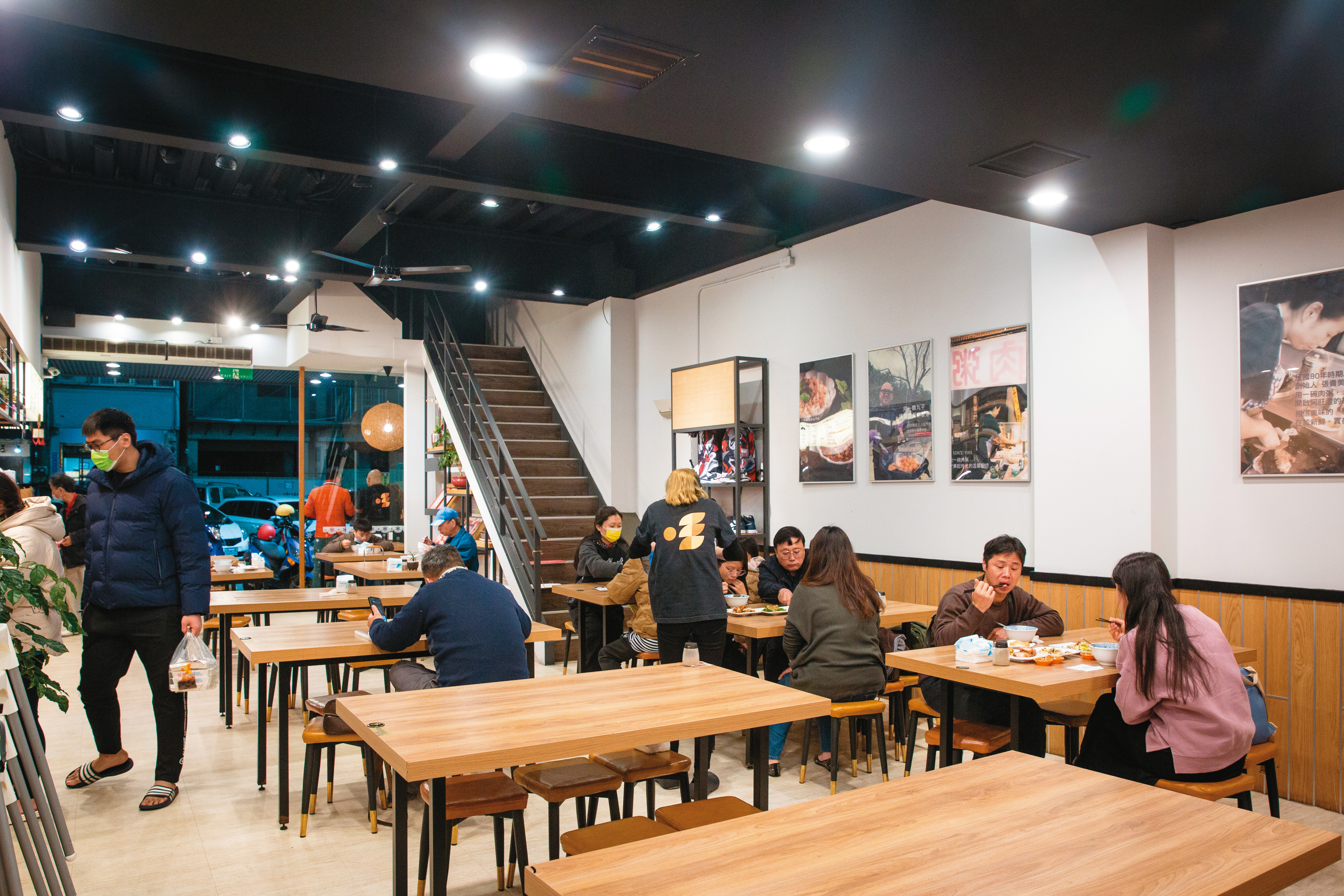 原位在豐原圓環西路三十多年的老店，去年6月喬遷進廟東商圈，人氣非但沒有空窗期、甚至更好。