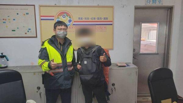 恆春分局員警合力將護照送達日籍旅客IMAMURA手中。(翻攝畫面)