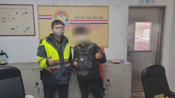 恆春分局員警合力將護照送達日籍旅客IMAMURA手中。（翻攝畫面）