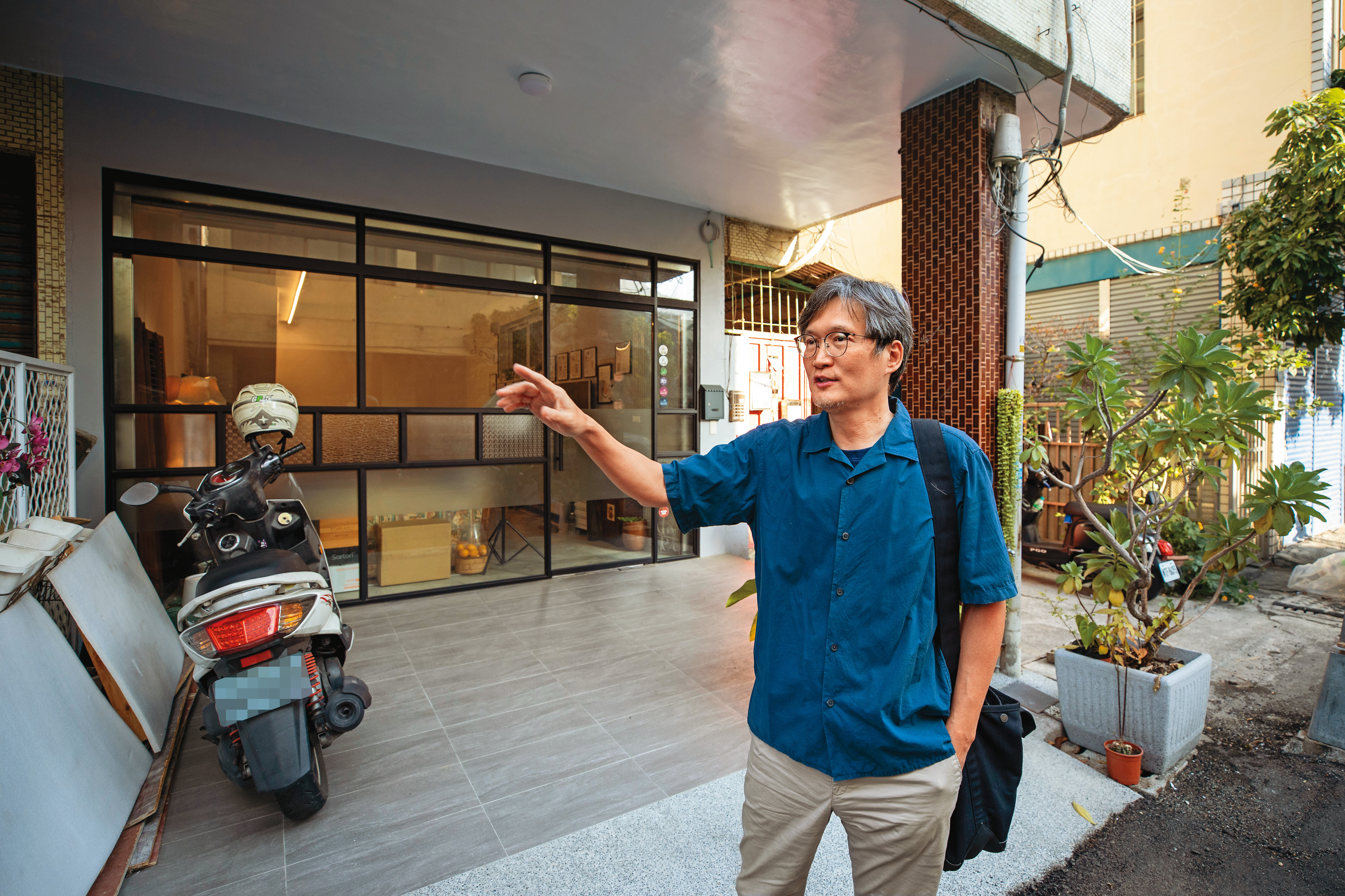 銀行前主管陳志忠專找中古屋重新改裝、售出，近幾年大有斬獲。後為他2021年購入的中古屋，現作為工作室之用，已增值逾80萬元。