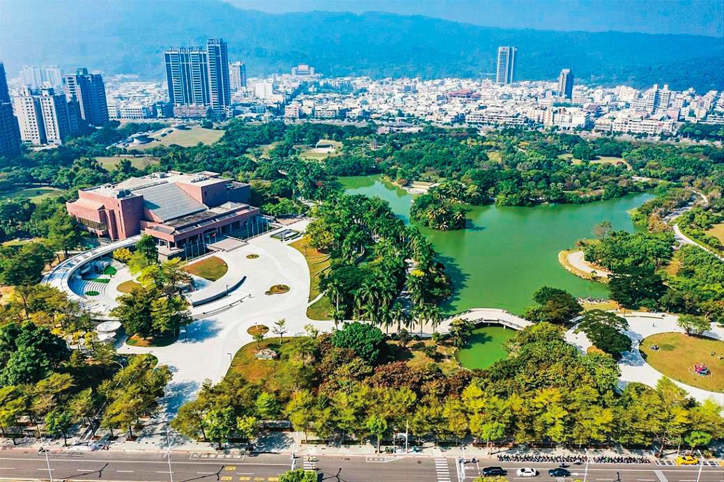 美術館周邊成交價平均每坪約35萬元,遠高於高雄市平均房價。(翻攝高雄市立美術館官網)